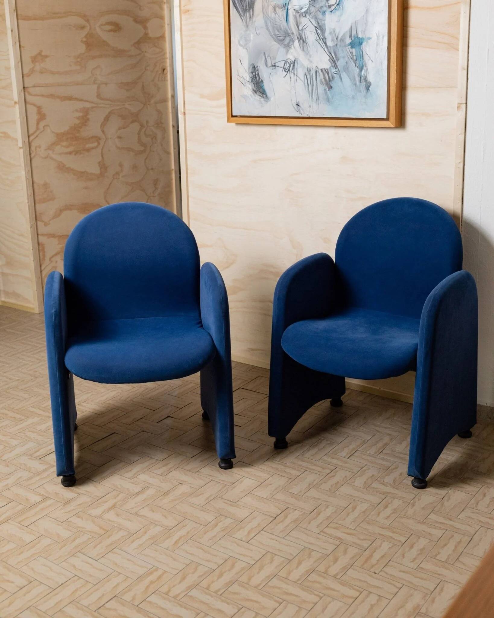 Paire de fauteuils en velours bleu avec pieds ronds en acrylique - design italien des années 1970.
