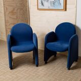 Paire de fauteuils en velours bleu avec pieds ronds en acrylique - design italien des années 1970.