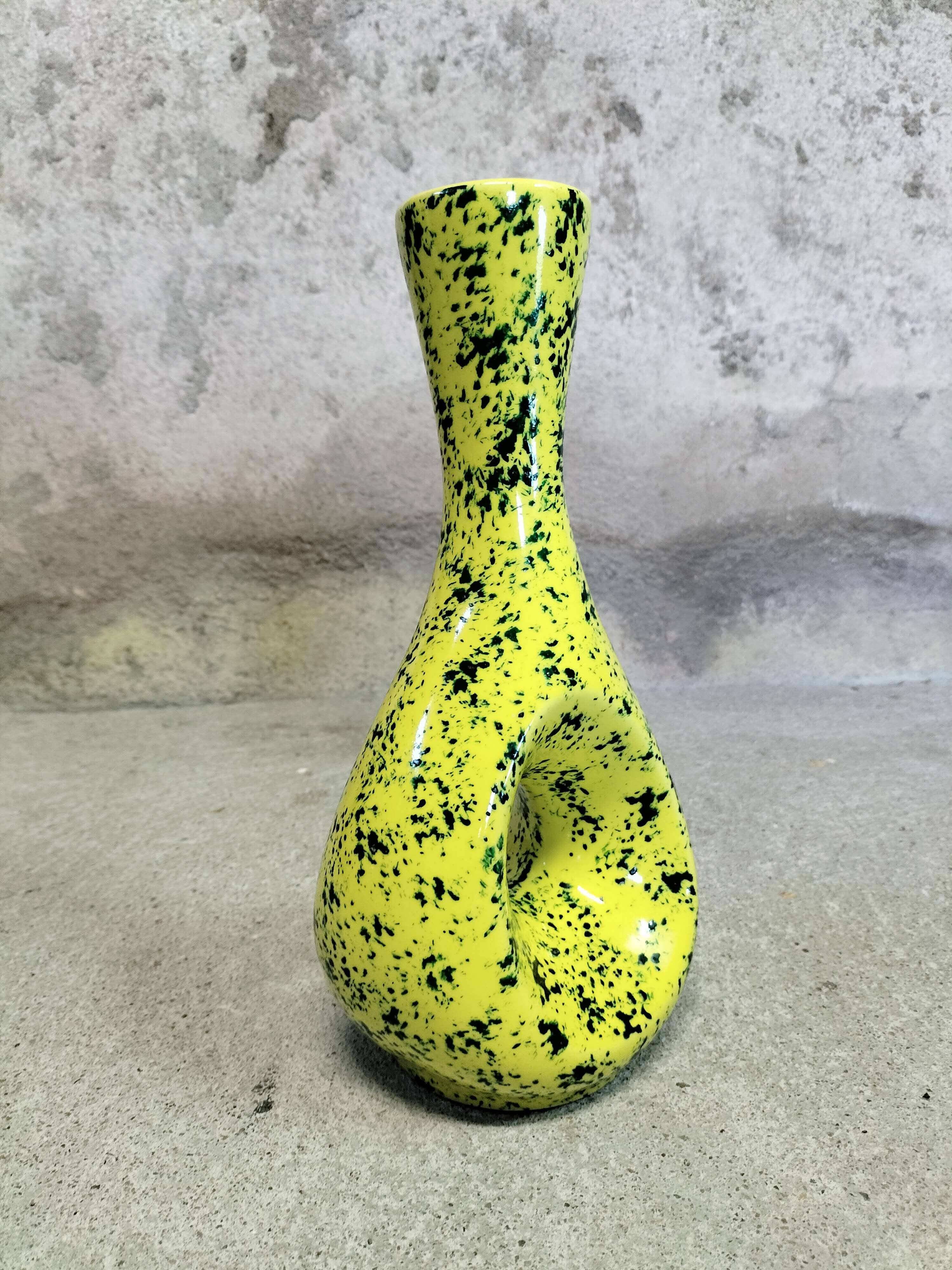 Vase en céramique jaune aux éclats verts