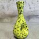 Vase en céramique jaune aux éclats verts