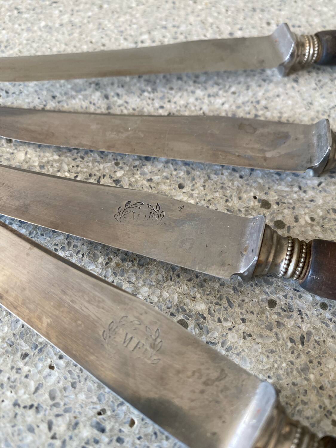 4 couteaux bois d’ébène monogramme MF