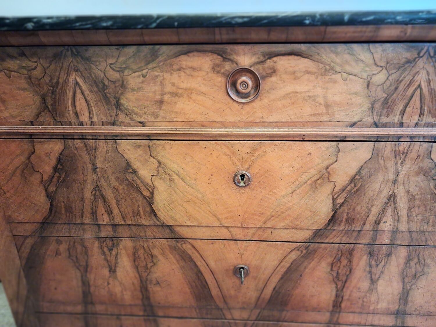 Commode en ronce de noyer