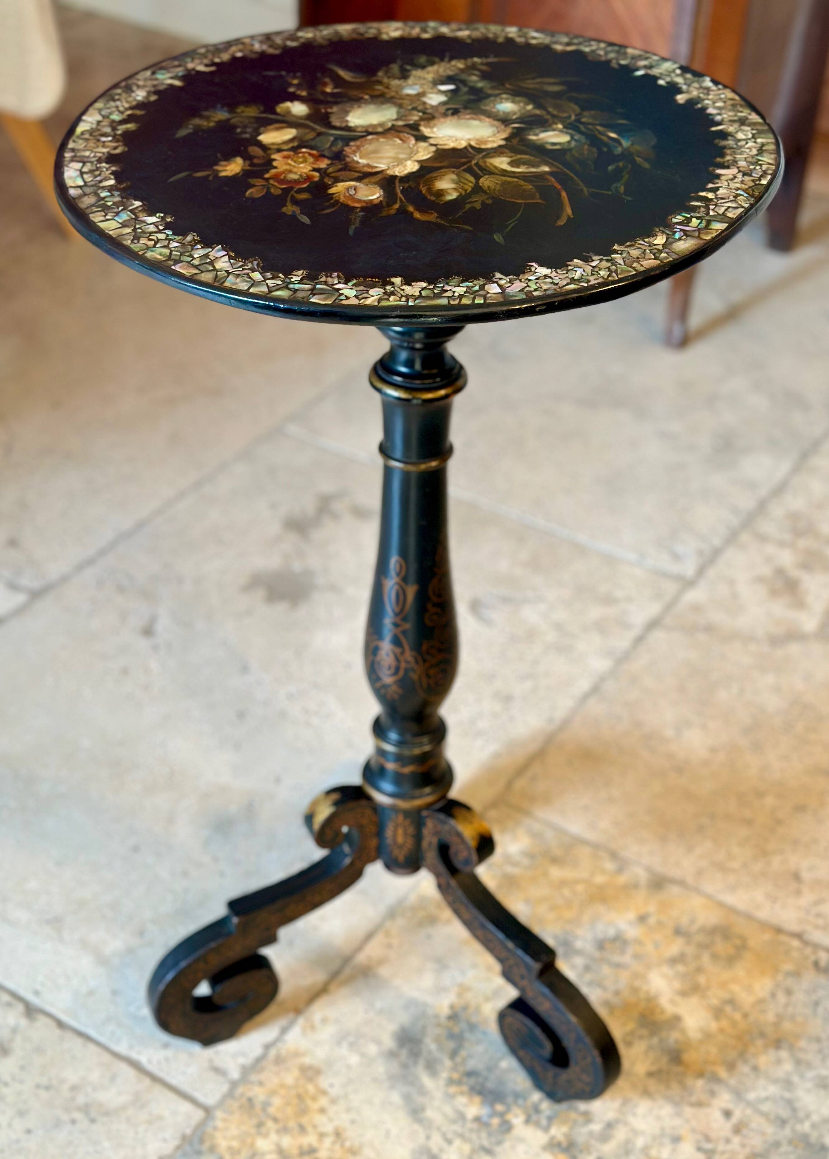 Blackened wooden pedestal table from the 19th century Napoleon III burgundy, decorated with mother-of-pearl