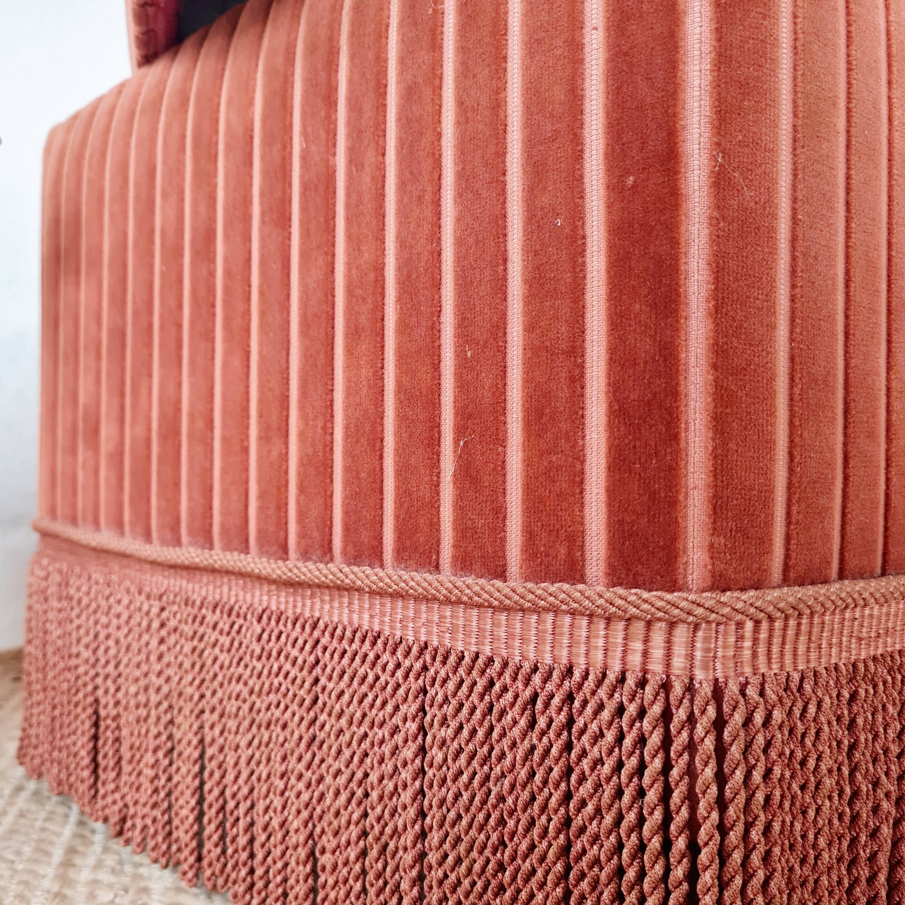 Pouf coffre ancien en velours rose à rayures
