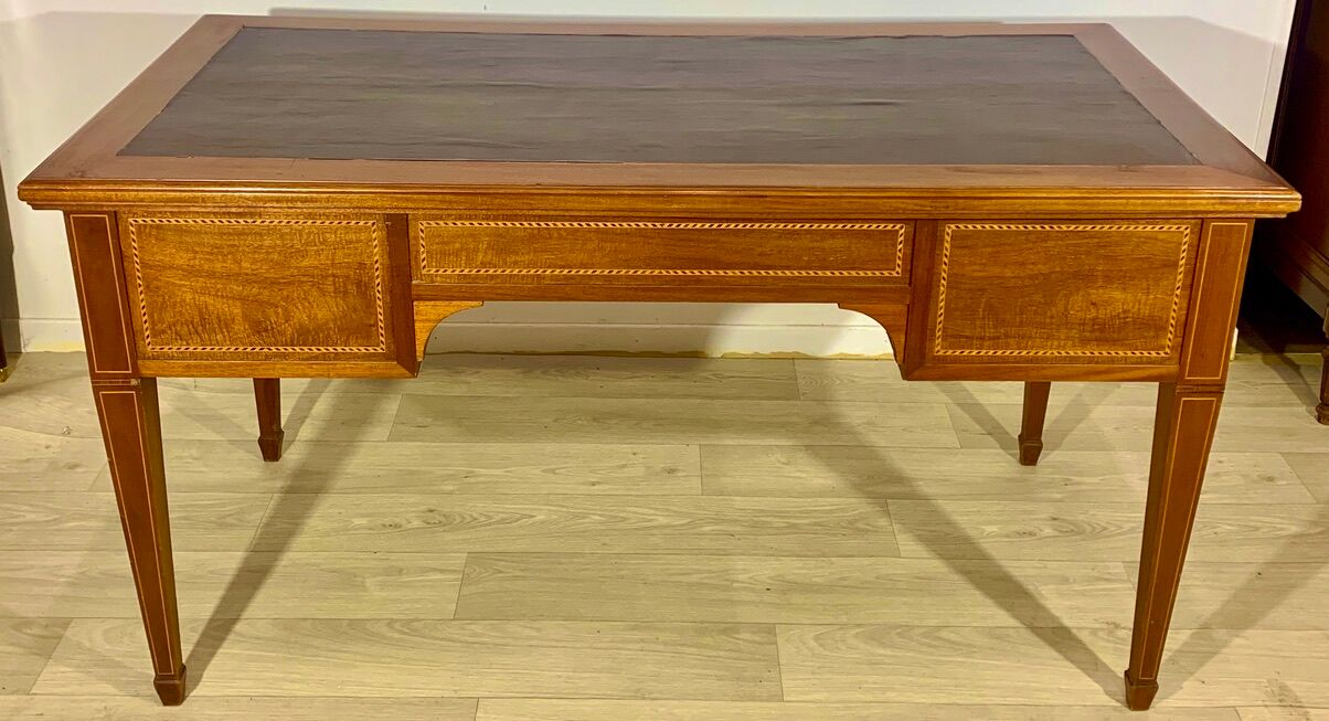 Bureau style Louis XVI, marqueterie de bois précieux