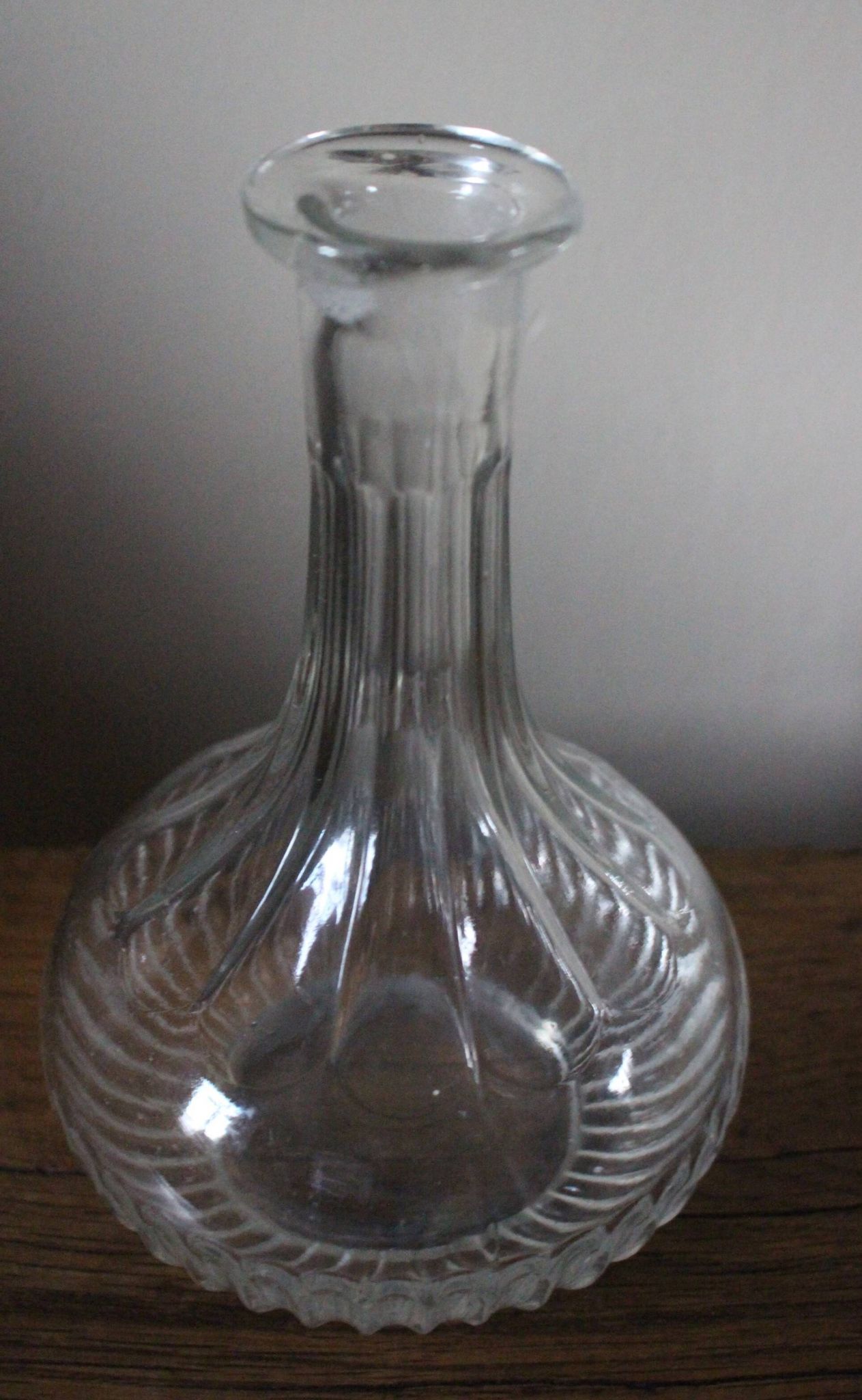 Carafe, flacon ancien en verre rond canelé