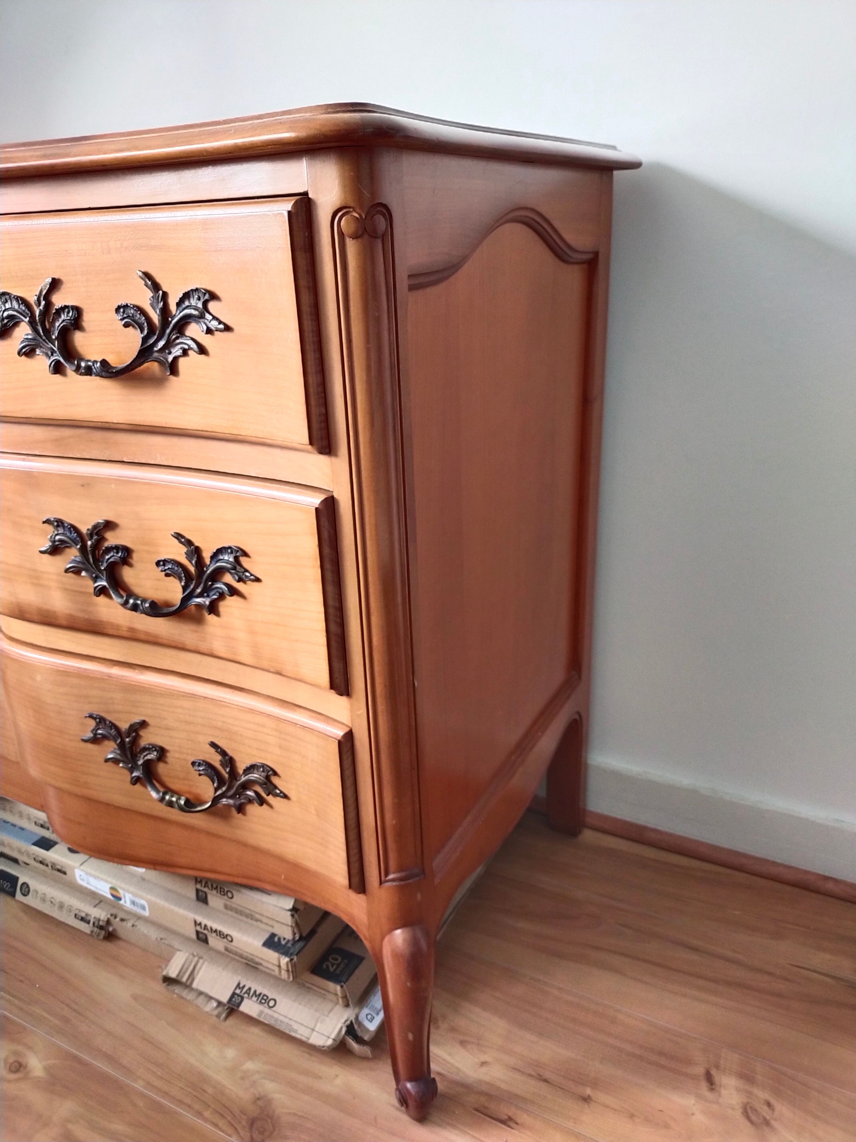 Louis XV commode style