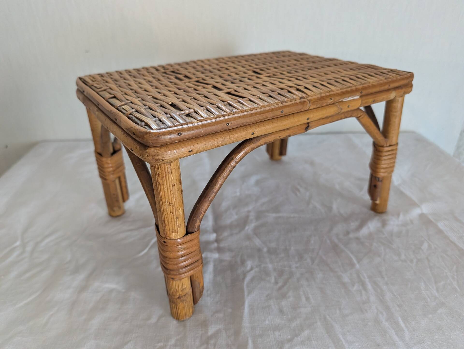 Petit banc en rotin et osier – années 1960