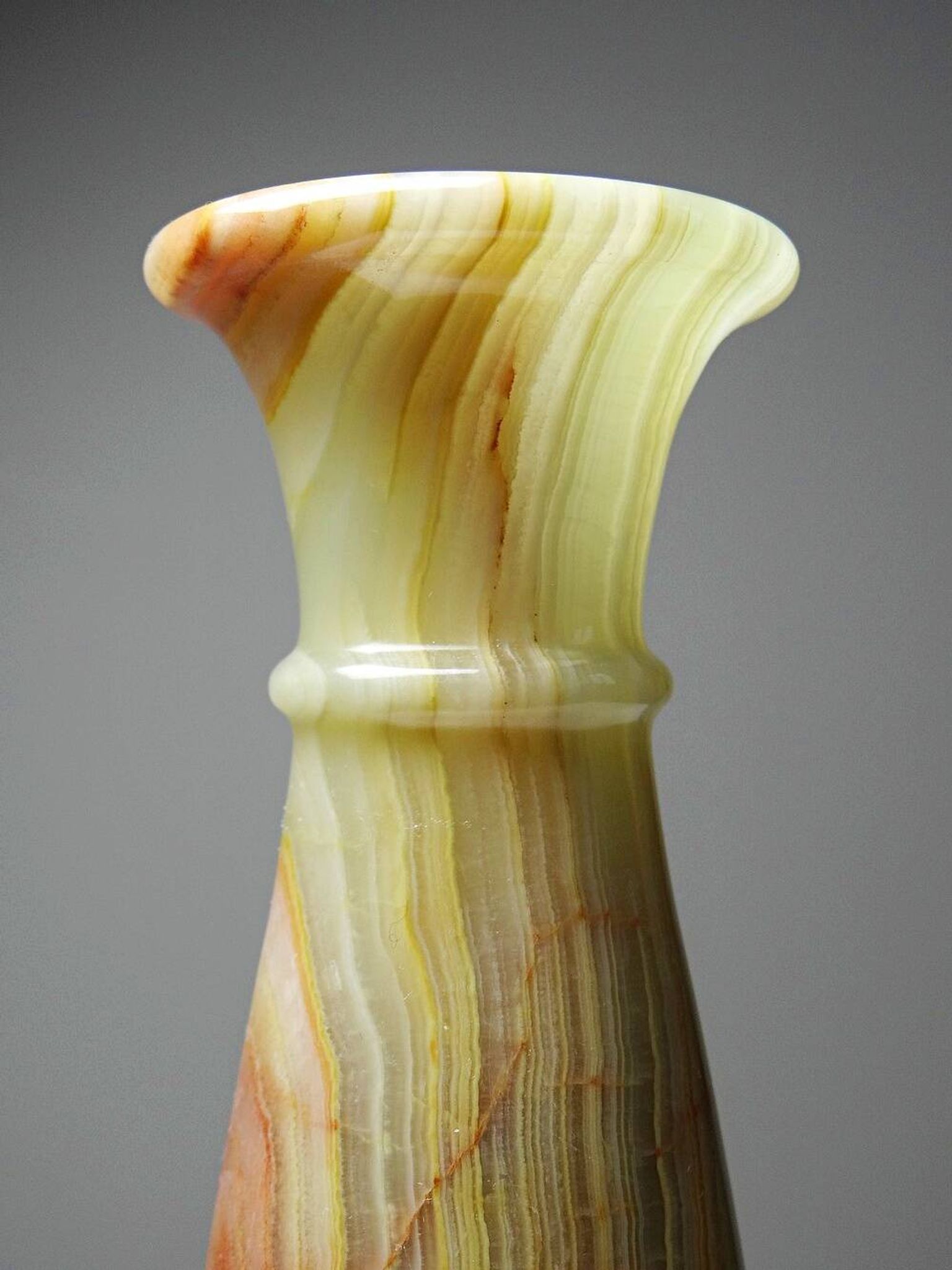 A pair of vintage baluster vases in green striped onyx from Italy, mid-century.