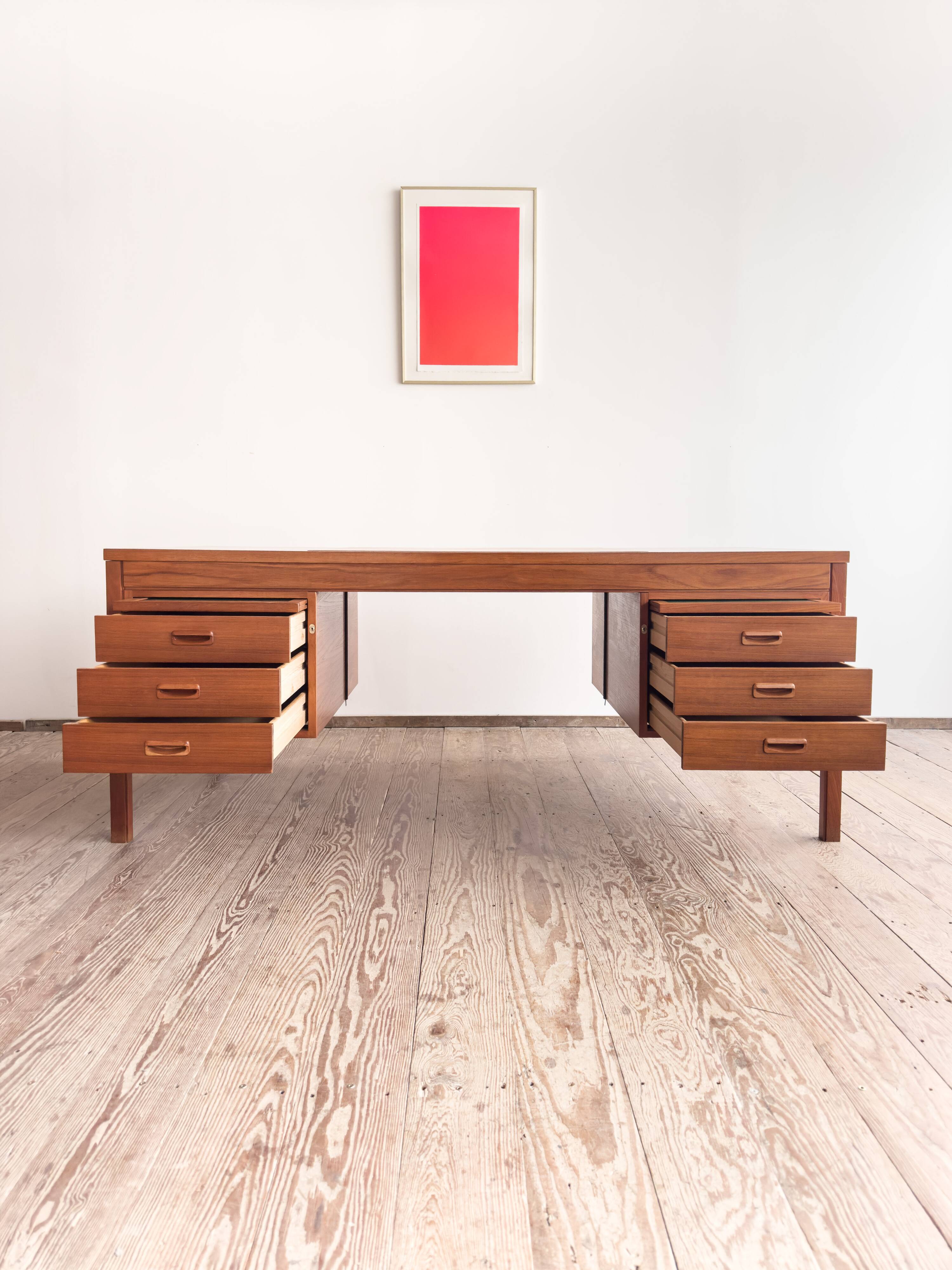 Grand bureau de direction en teck avec cuir, années 60