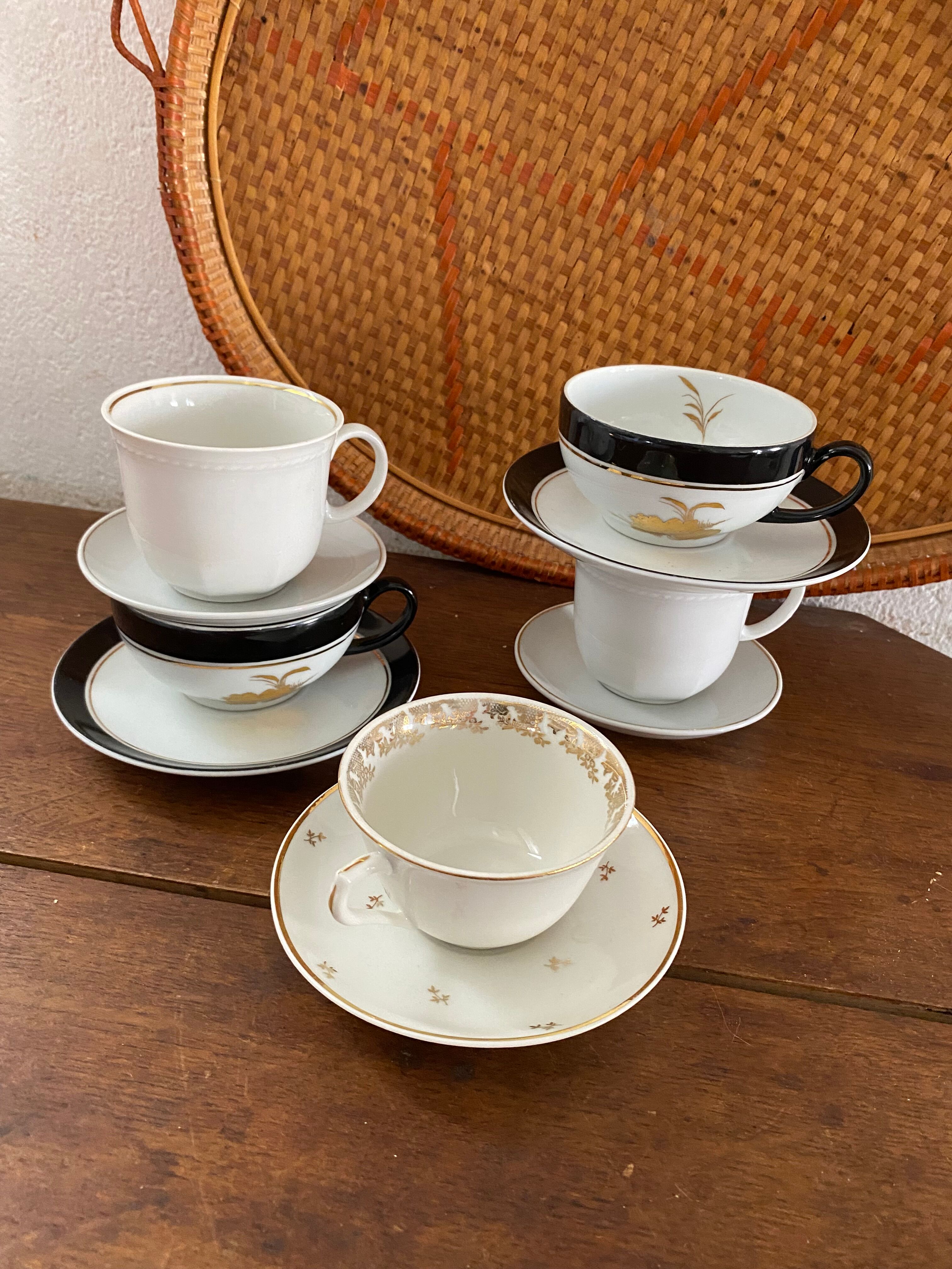 5 coffee cups in white, gold and black