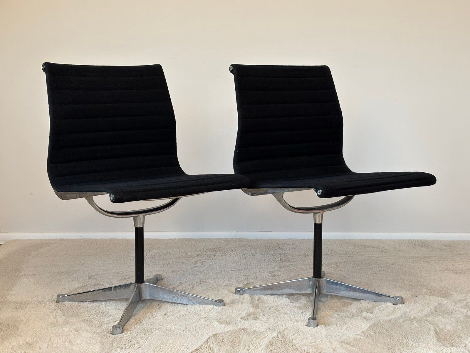 Model EA 105 aluminium chairs by Eames for Herman Miller, 1970s, set of 2