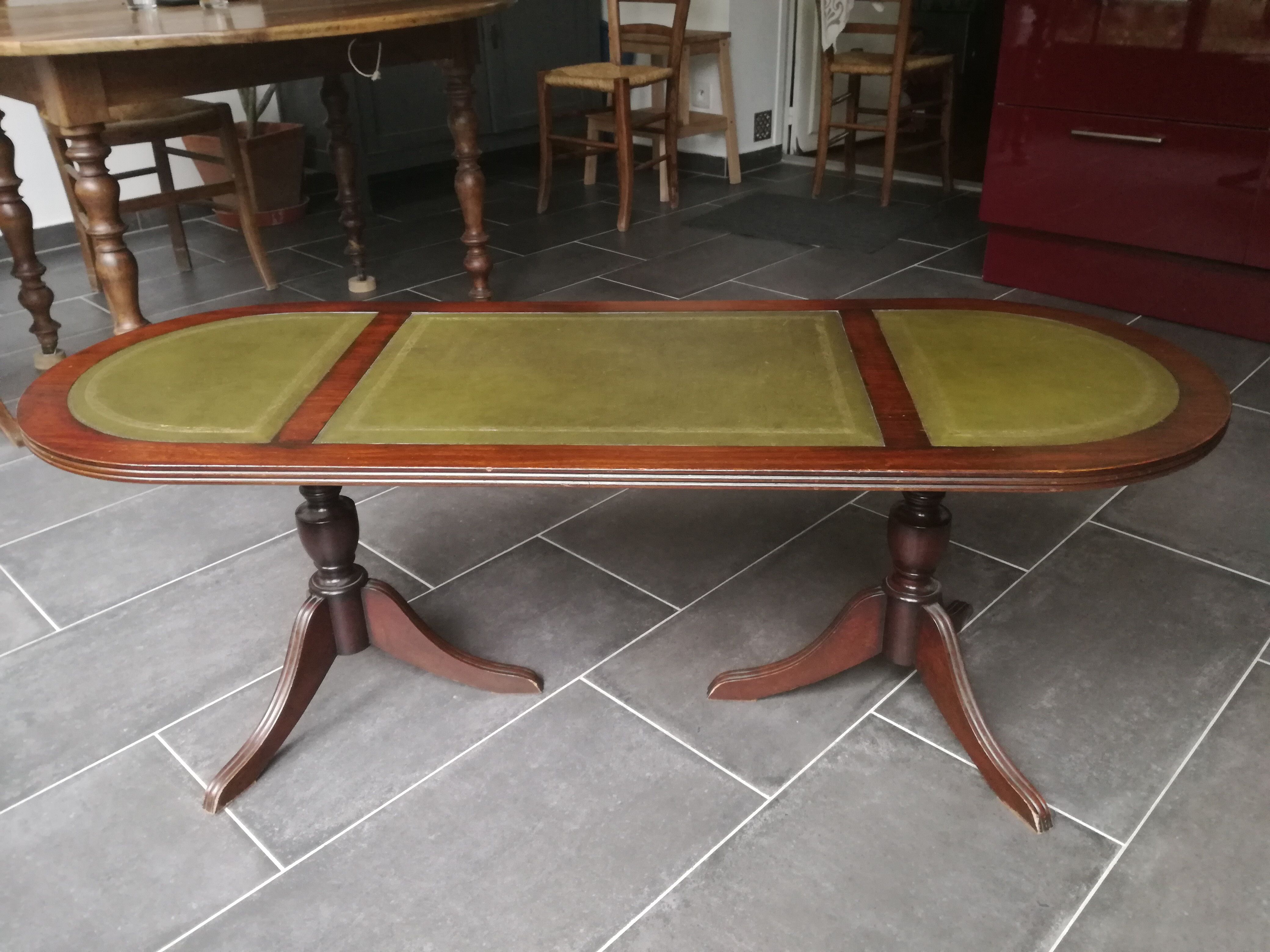 Table basse style anglais dessus en cuir vert