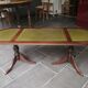 Table basse style anglais dessus en cuir vert
