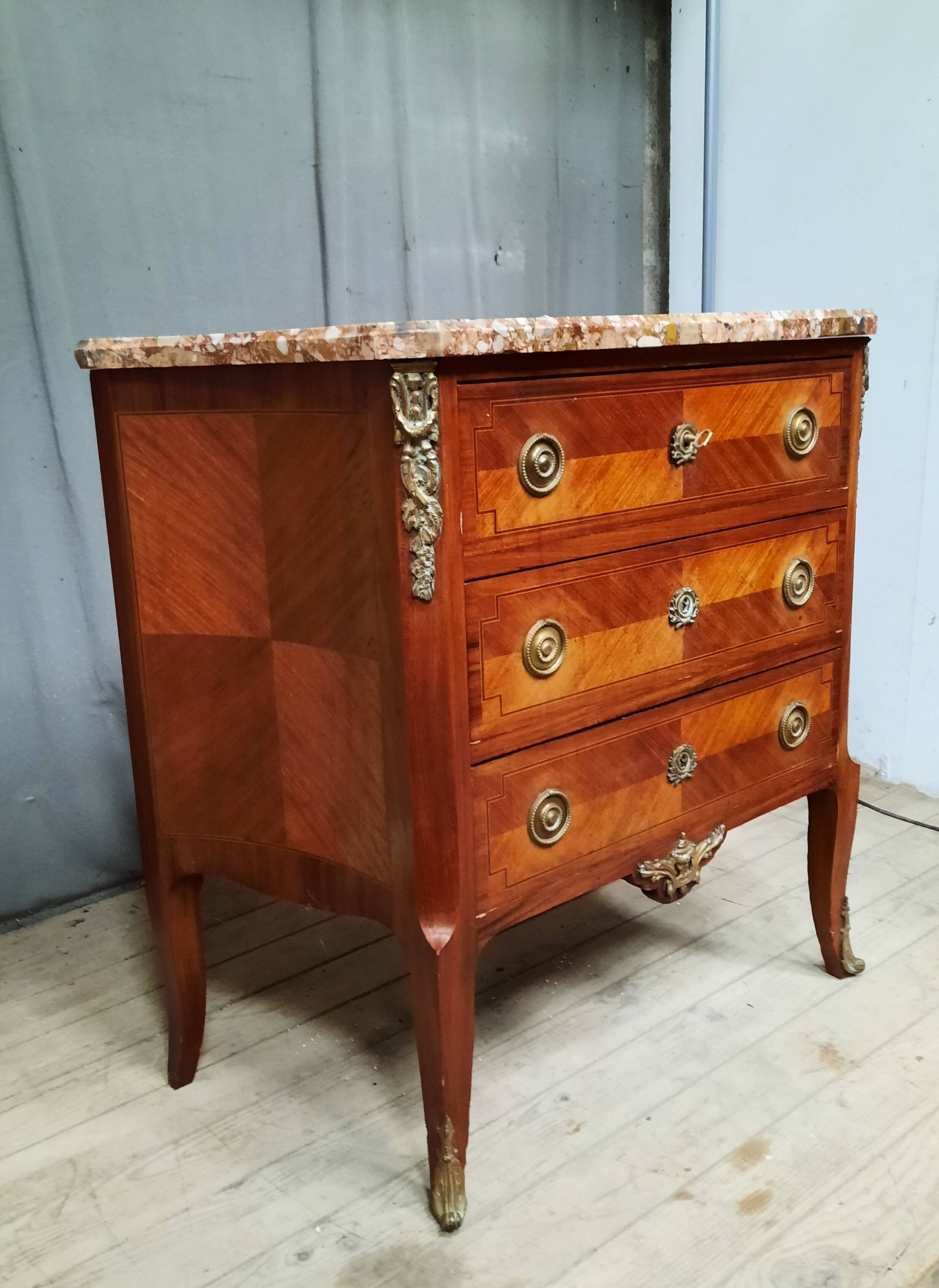 Transitional marquetry chest of drawers