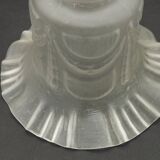 Abat-jour français vintage en verre blanc opaque avec bordure festonnée et détails festonnés 0181