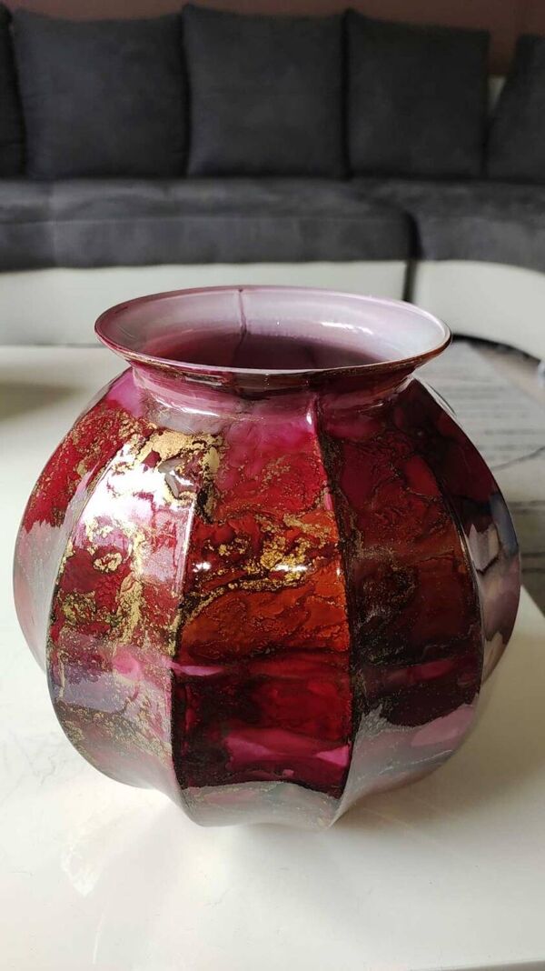 Vase boule godronné, en verre d Art laqué. Décor volutes de fumée tons roses, inclusions poudre d or. Signé Sylvie Montagnon. Dim 20 x 20 cm