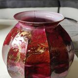 Gadrooned ball vase, in lacquered Art glass. Decor: pink tones of smoke, gold powder inclusions. Signed Sylvie Montagnon. Size 20 x 20 cm