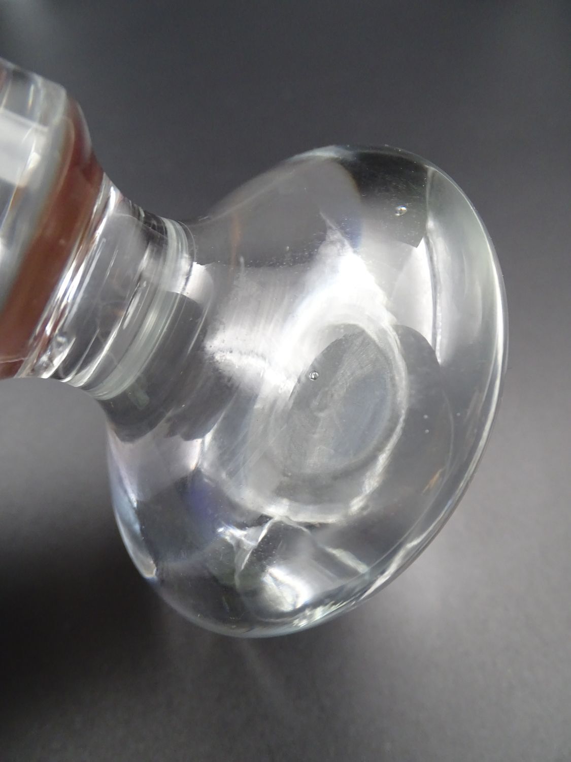 Top-shaped glass carafe - Complete with its cap - Beautiful elegant shape
