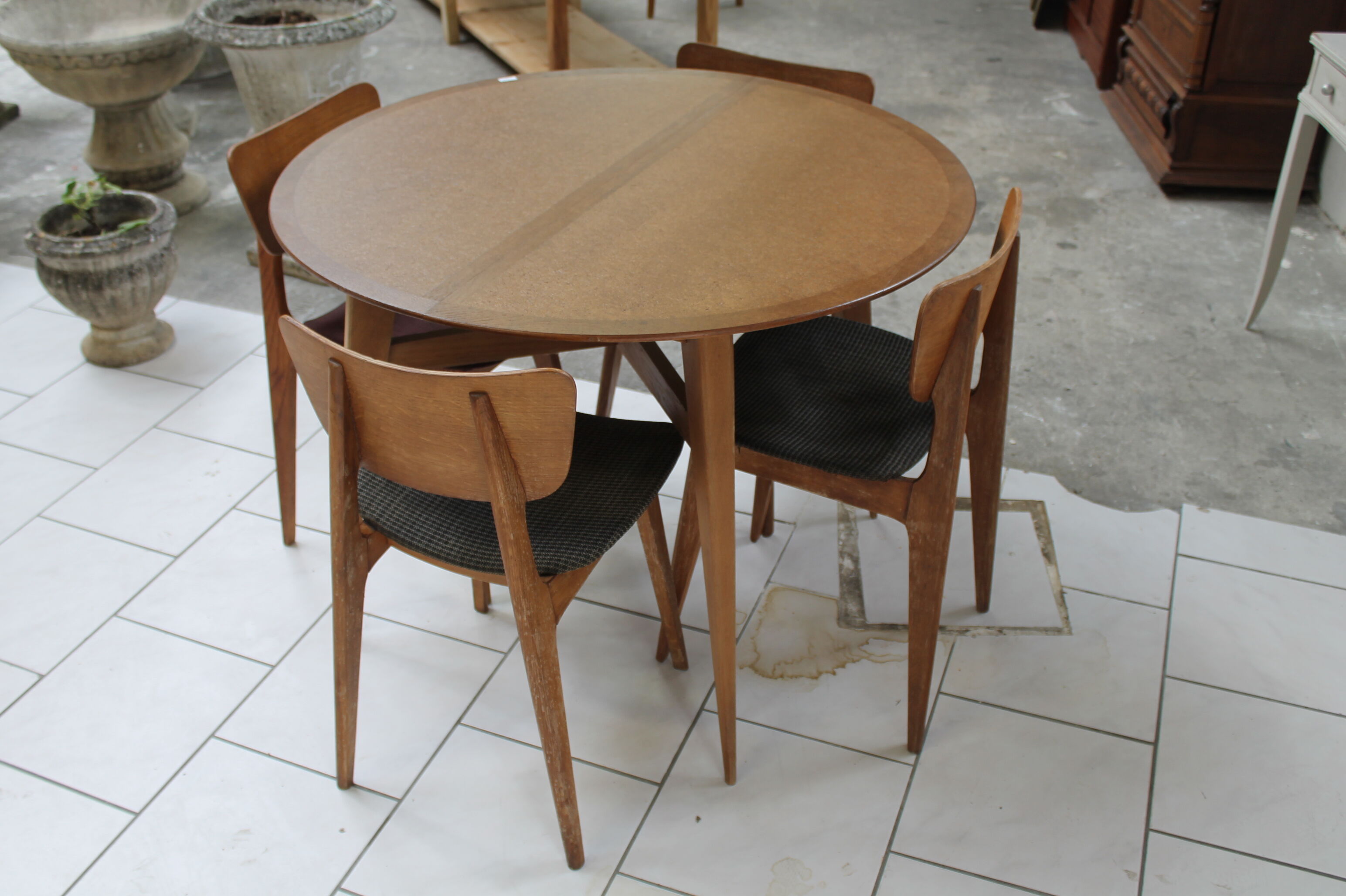 Table et quatre chaises scandinave
