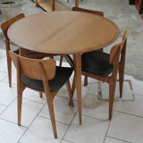 Table et quatre chaises scandinave