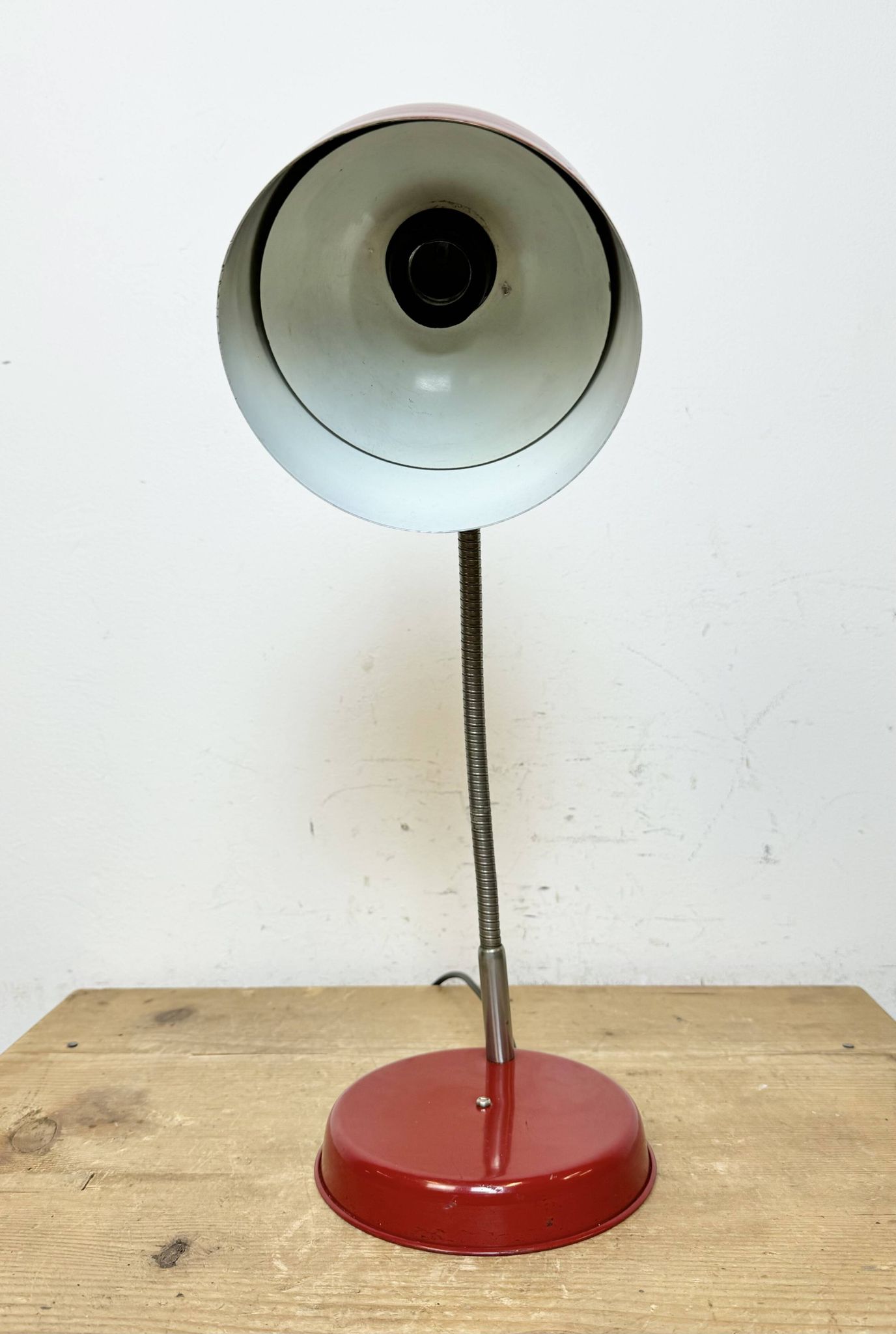 Lampe de Table Industrielle Rouge à Col de Cygne, 1960s