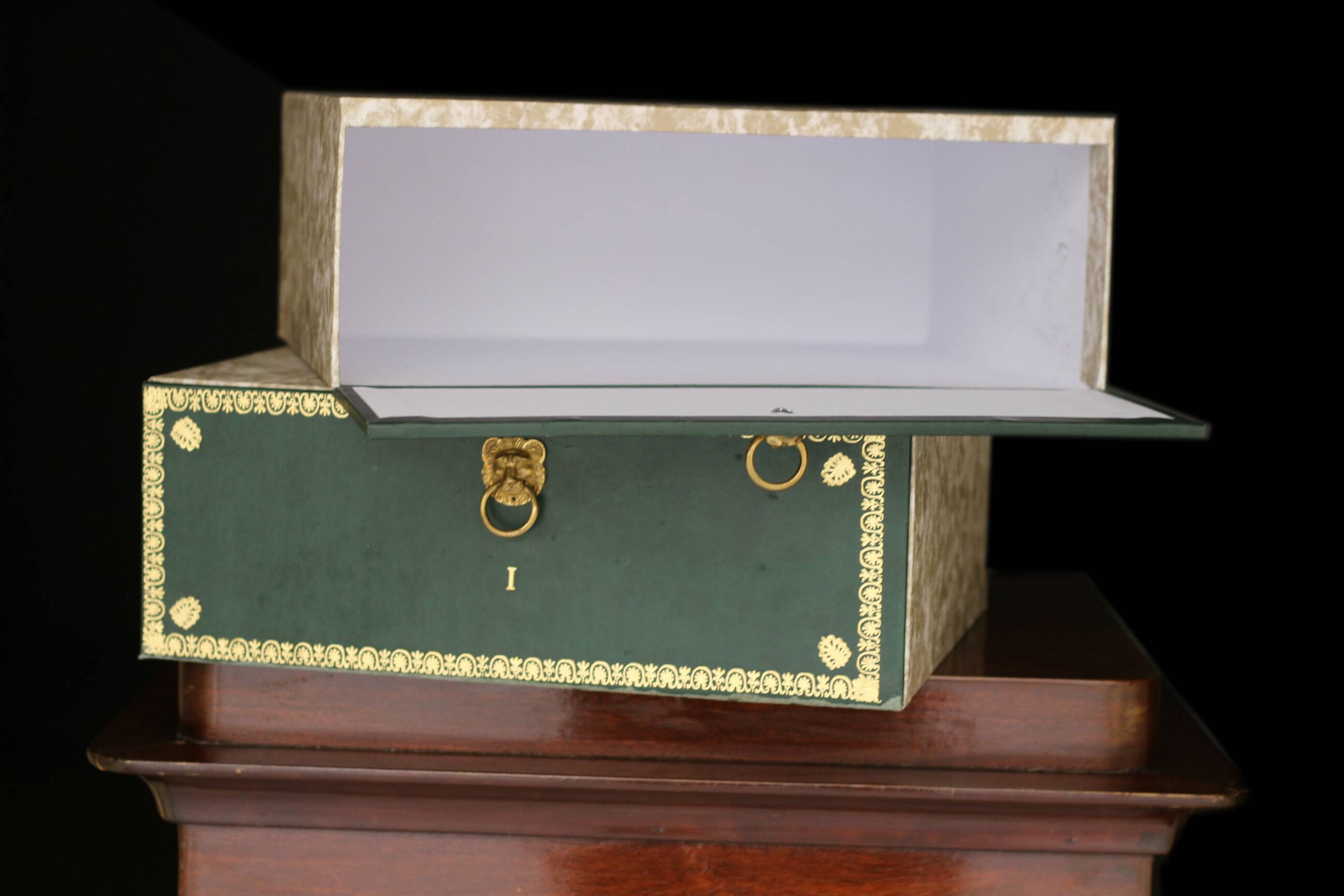 Elegant notary's cardboard box in mahogany, early 20th century.