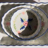 Set of 3 porcelain dishes with floral decorations, with wicker supports.