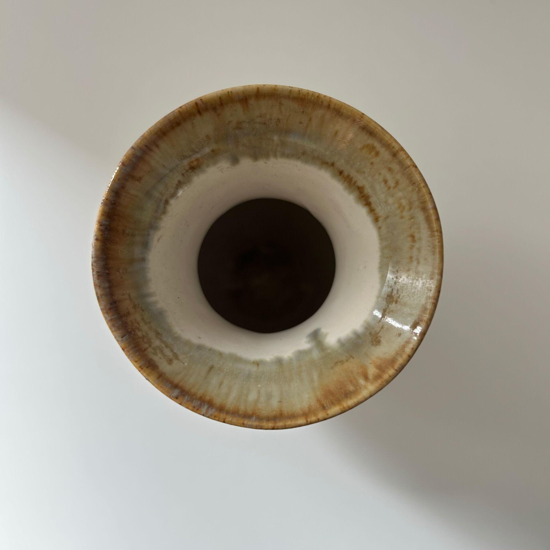 Vase aux coulures bleutées 