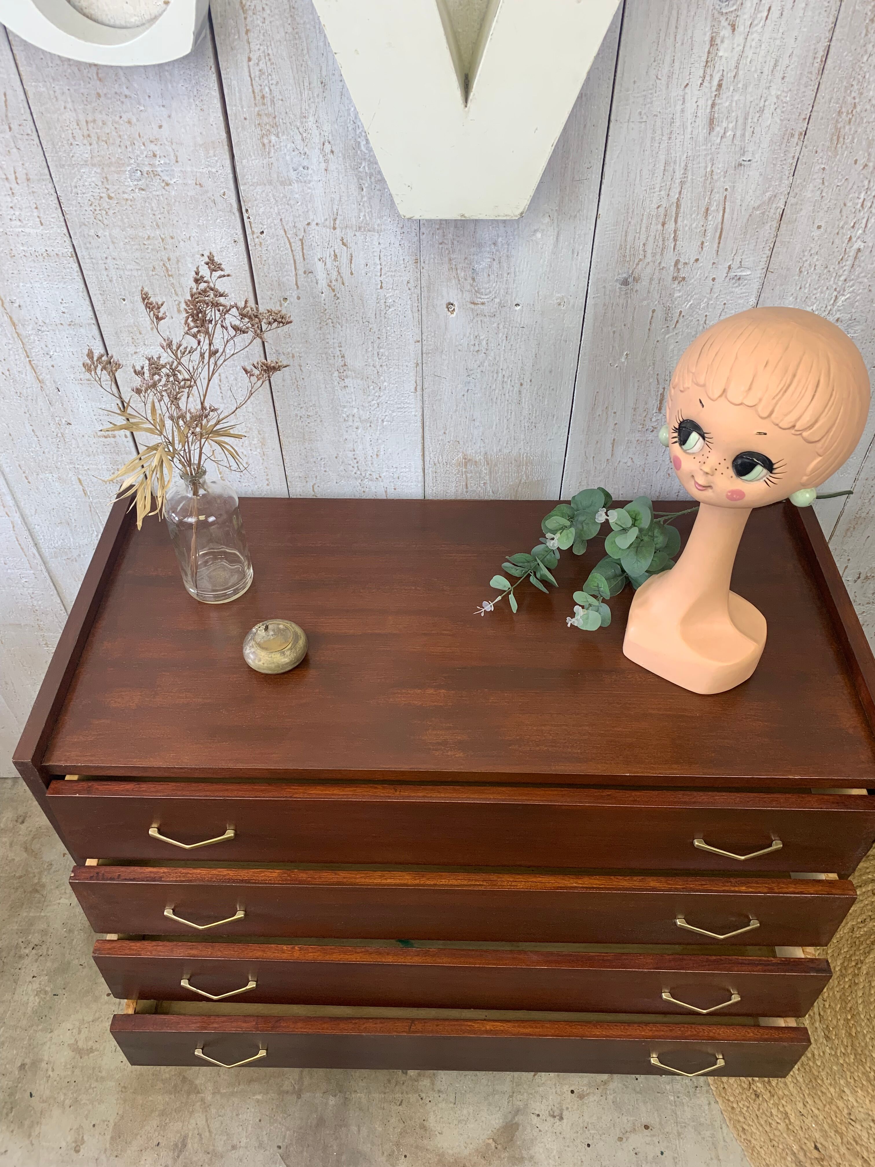 Chest of drawers with tapered feet