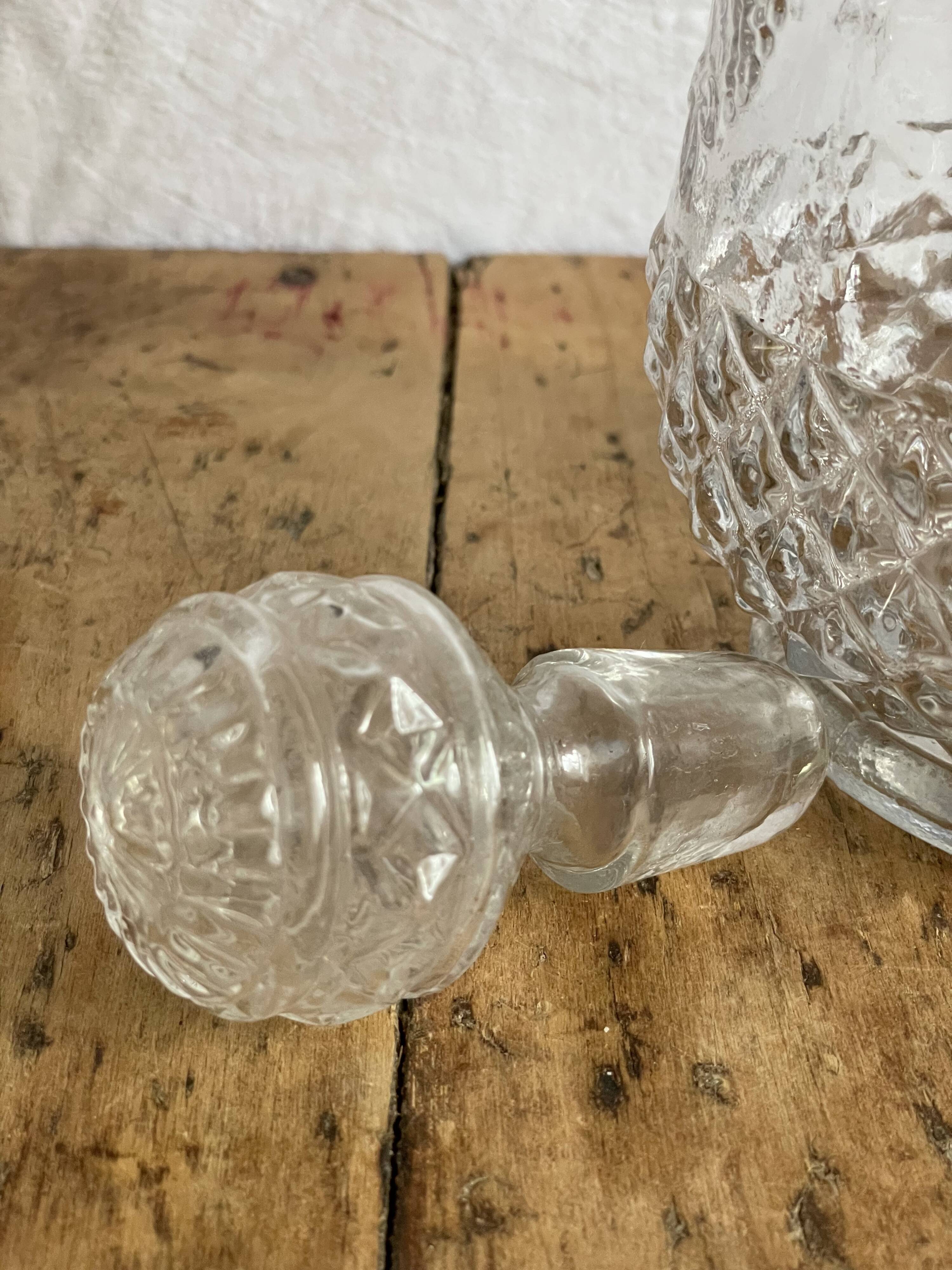 Carafe à vin en verre ciselé  transparent vintage