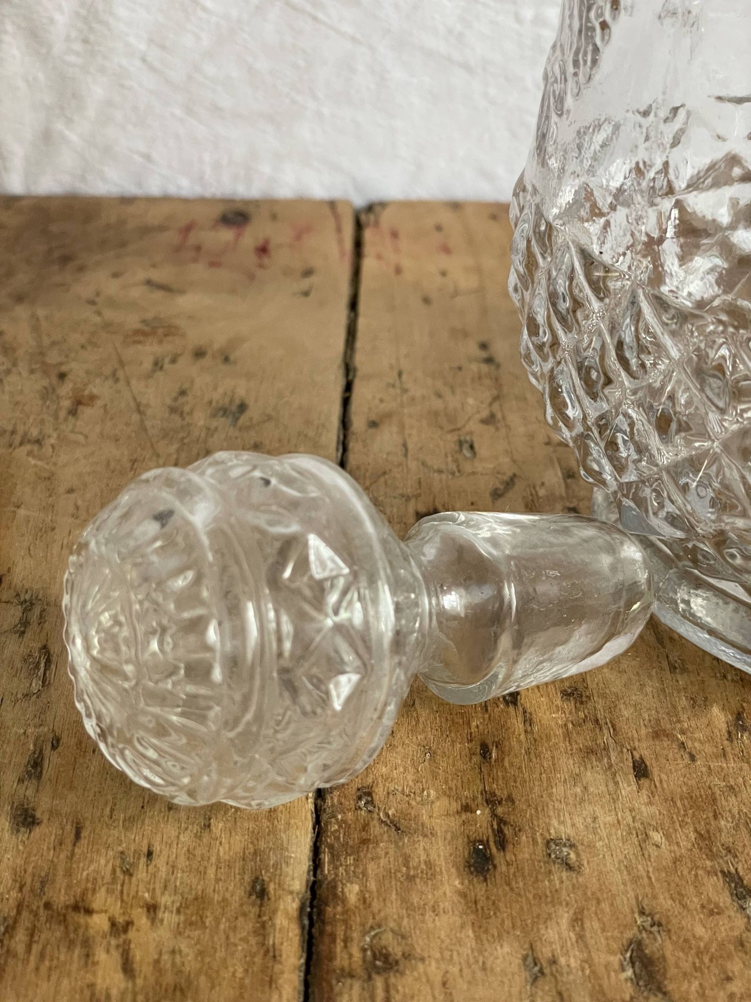 Carafe à vin en verre ciselé  transparent vintage