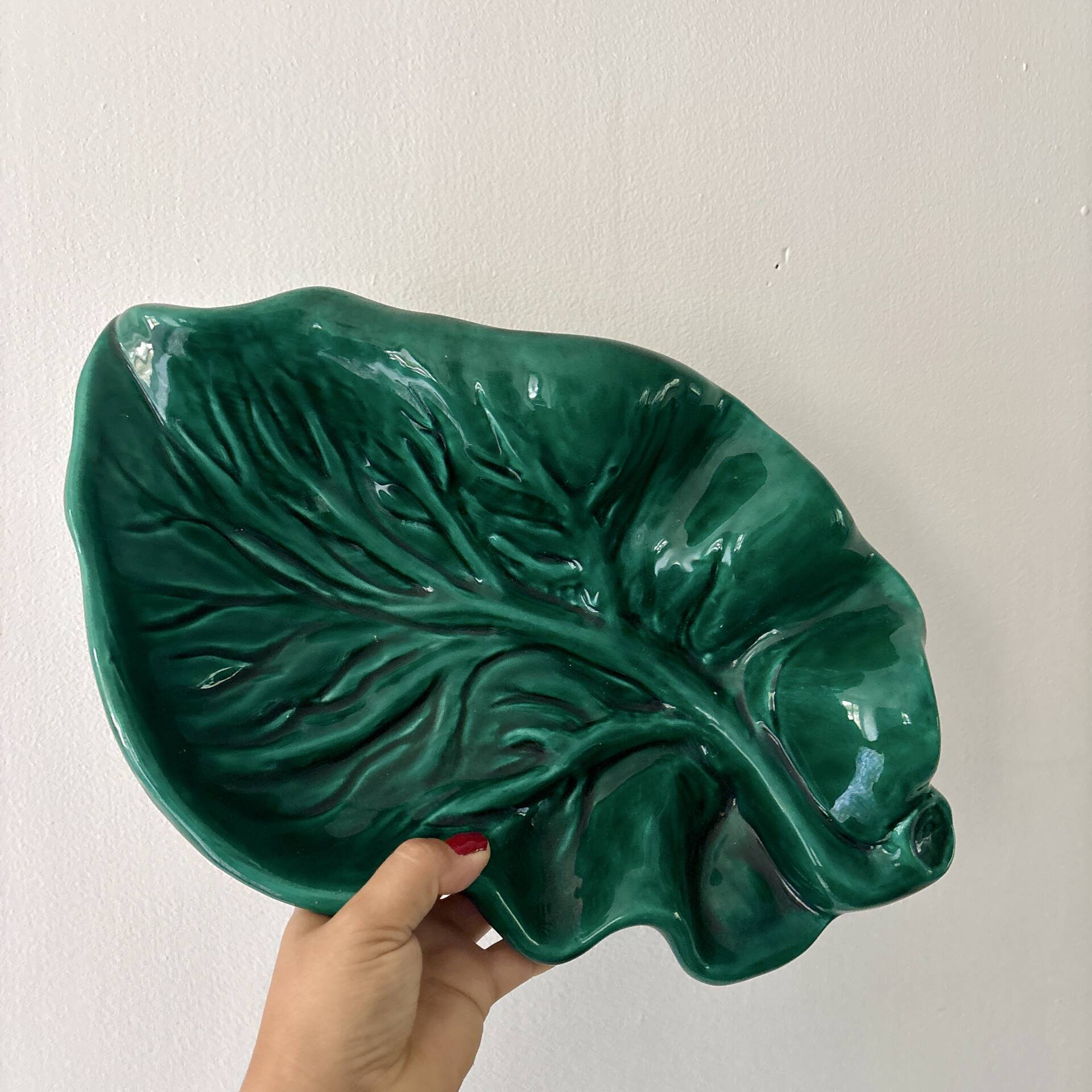 Set of 2 vintage leaf-shaped dishes in majolica.
