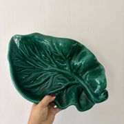 Set of 2 vintage leaf-shaped dishes in majolica.