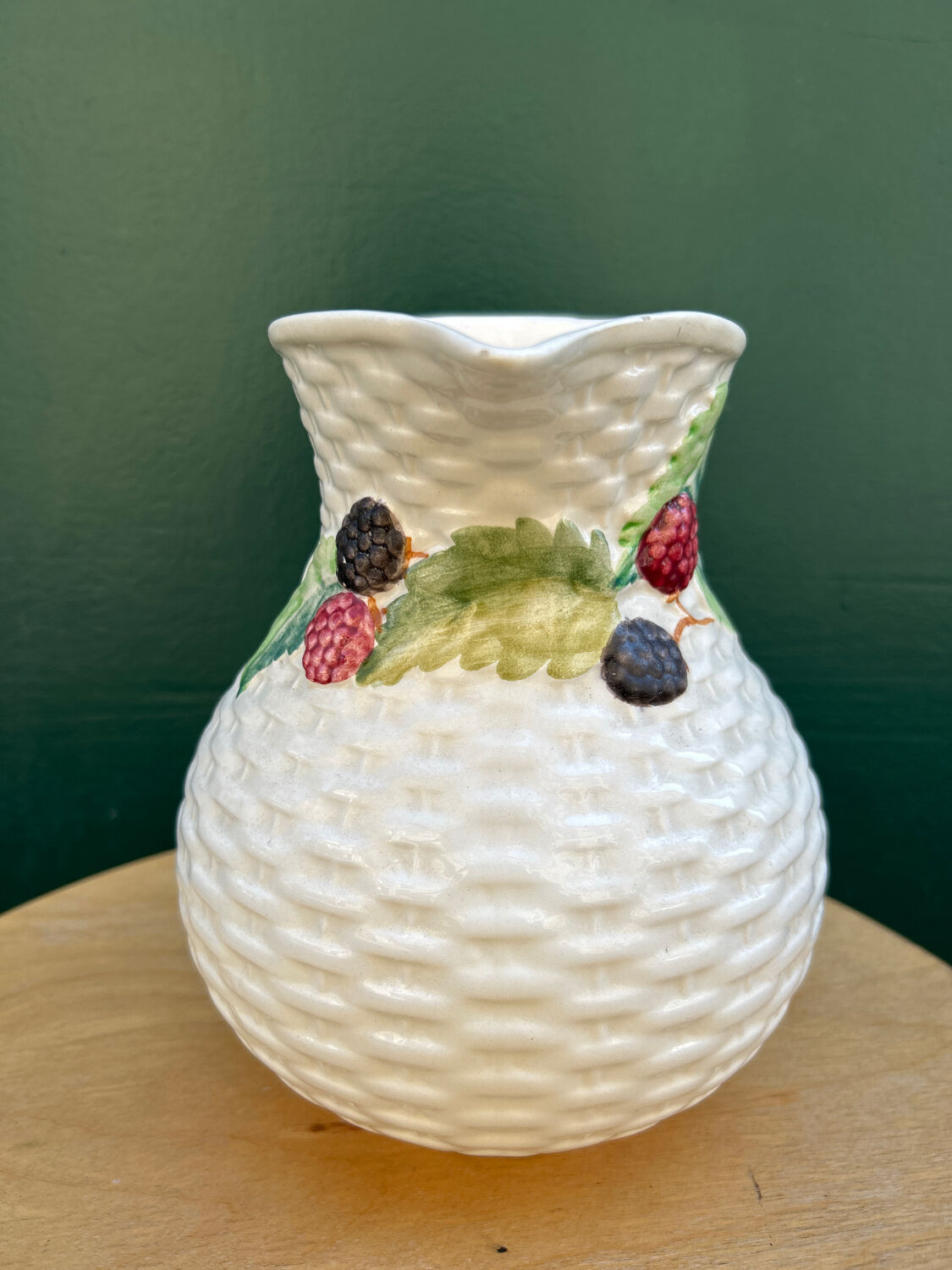 Pichet en barbotine panier de mûres