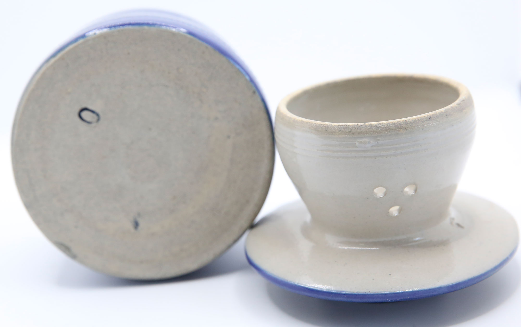 Beurrier à eau artisanal en grès émaillé bleu marine