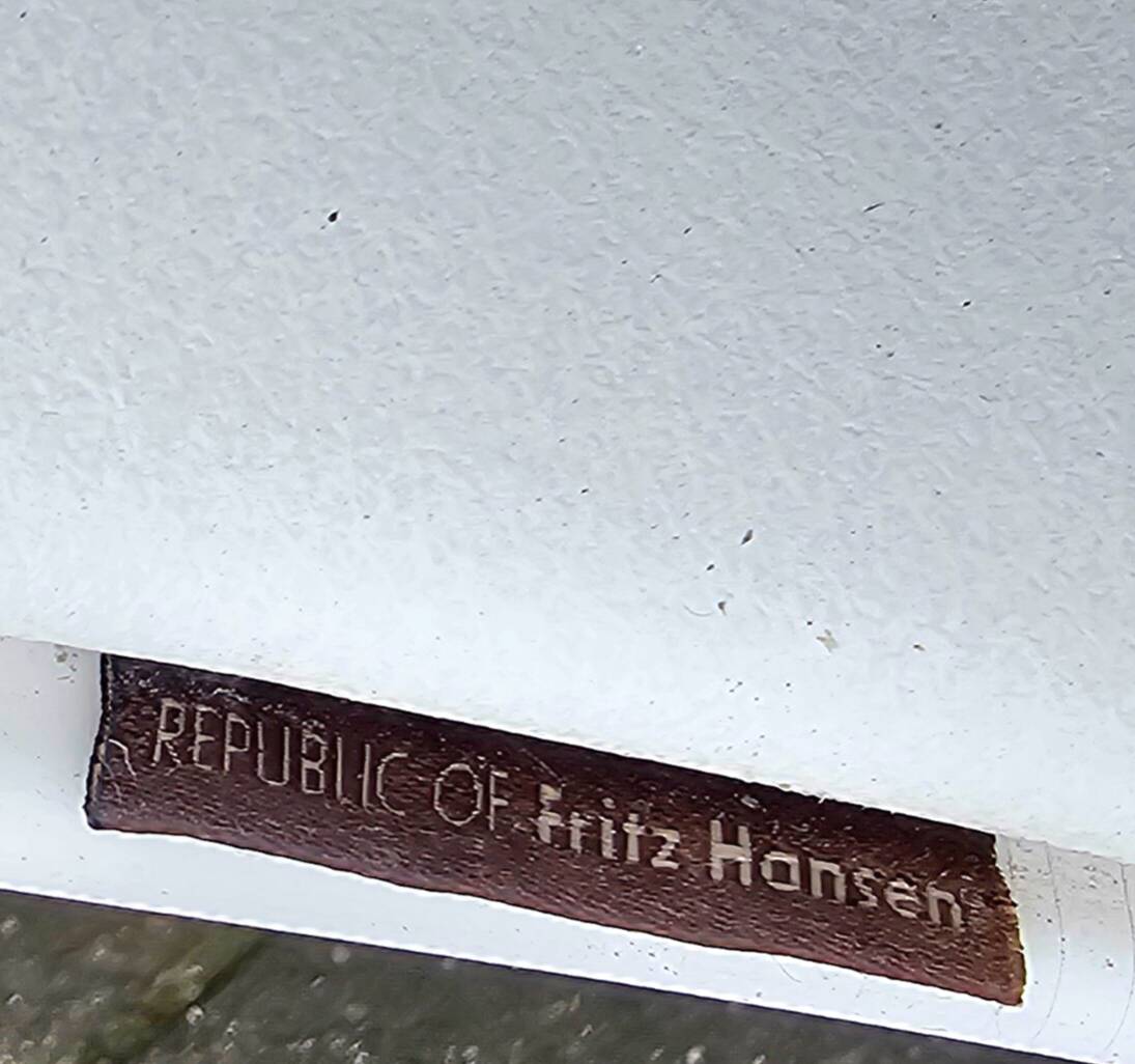 Designed by Poul Kjærholm / 1978/2007  White shell / white leather