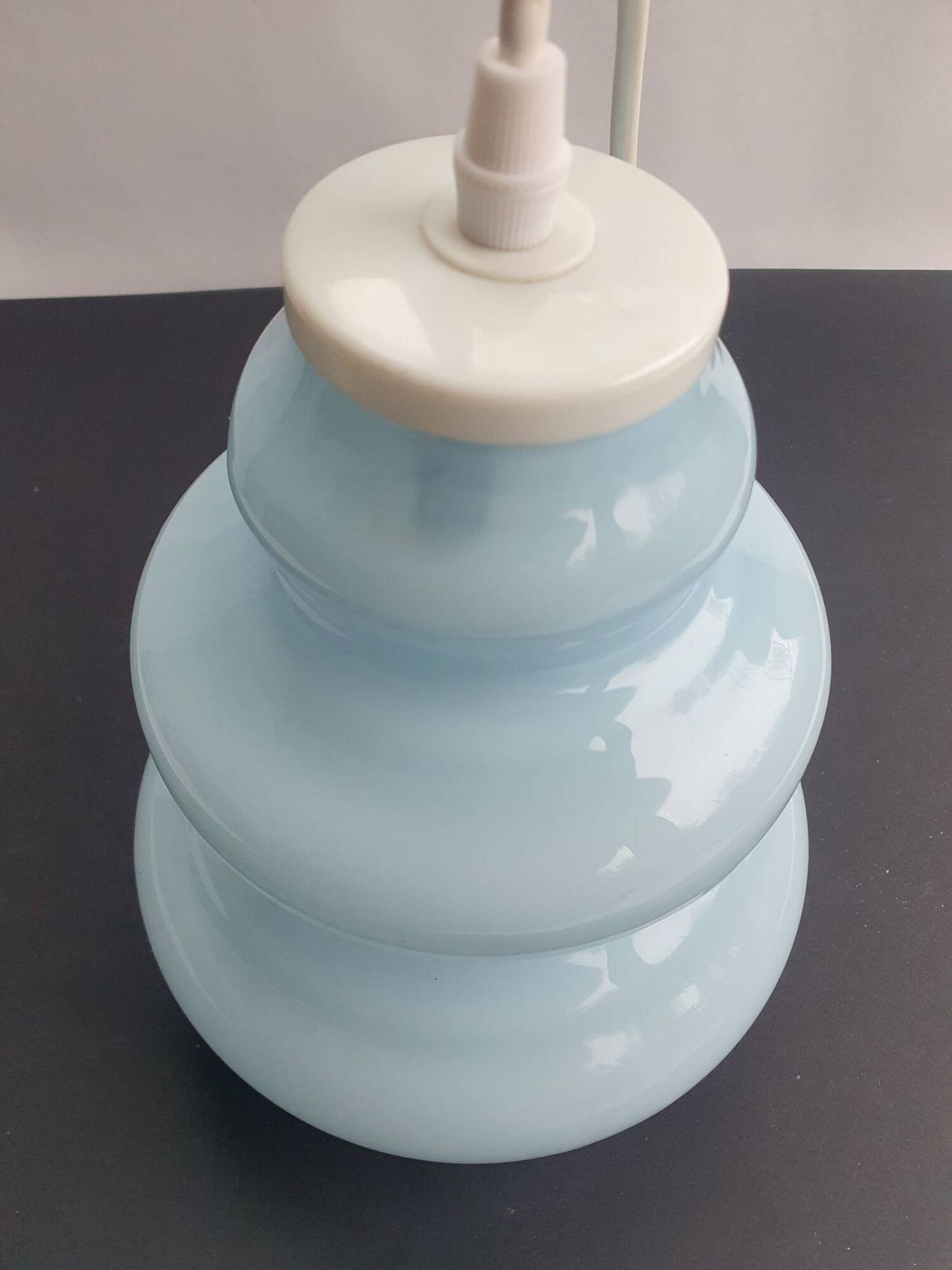 Suspension baladeuse en verre opalin bleu vintage