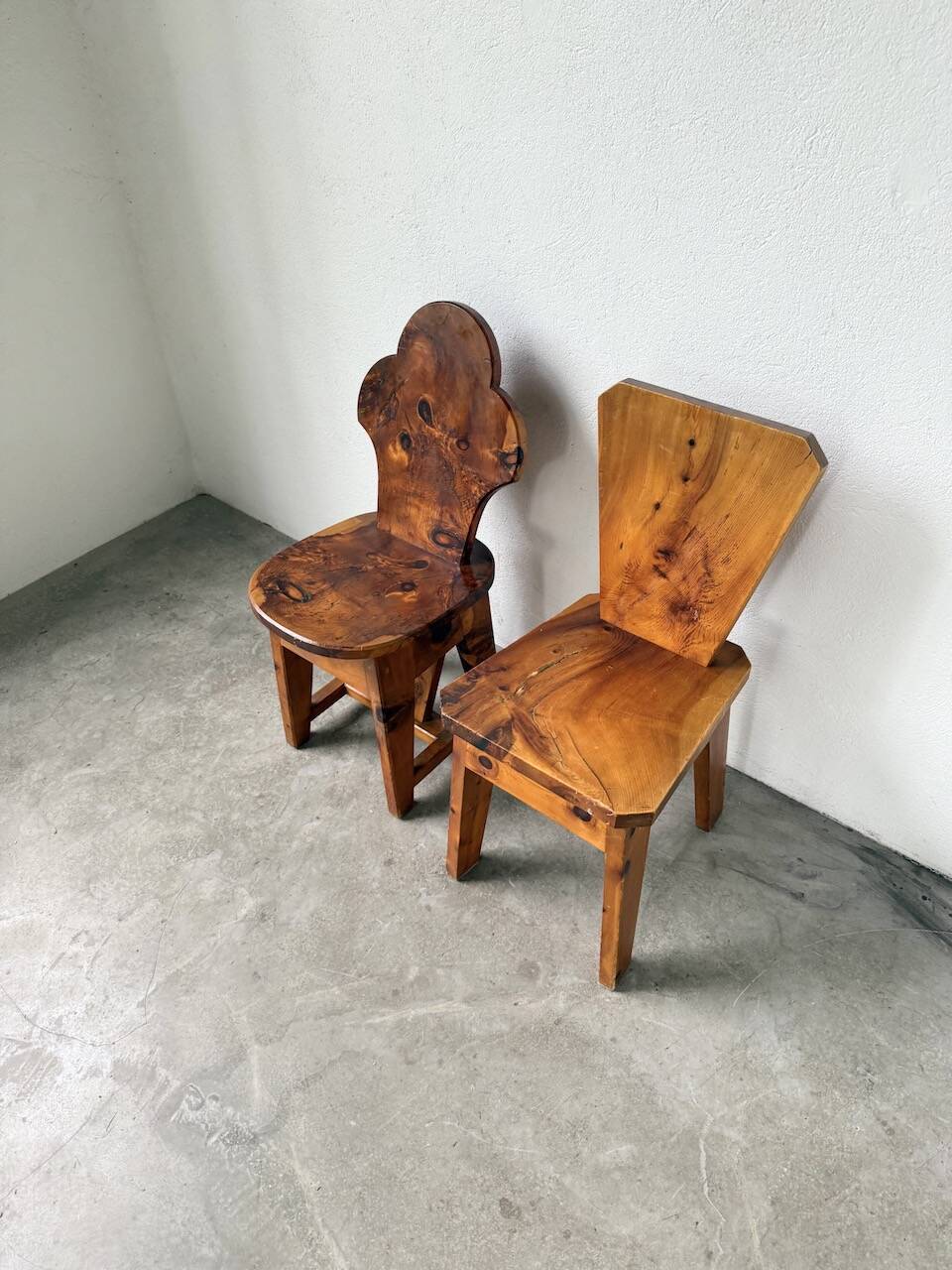 Paire de chaises brutalistes savoyardes en pin