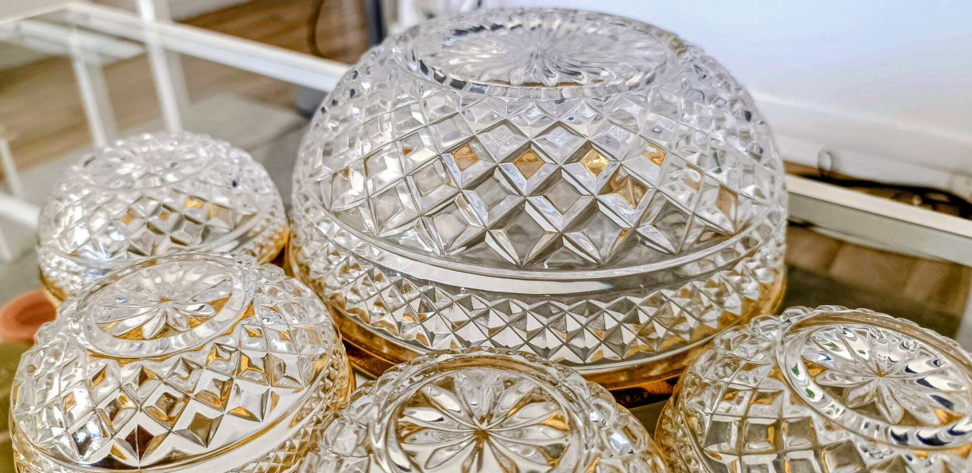 Salad bowl and diamond-shaped bowls in brass.