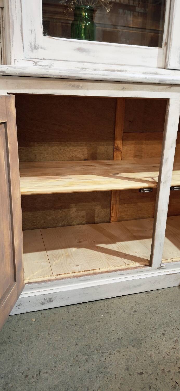 Buffet with 2 glass doors