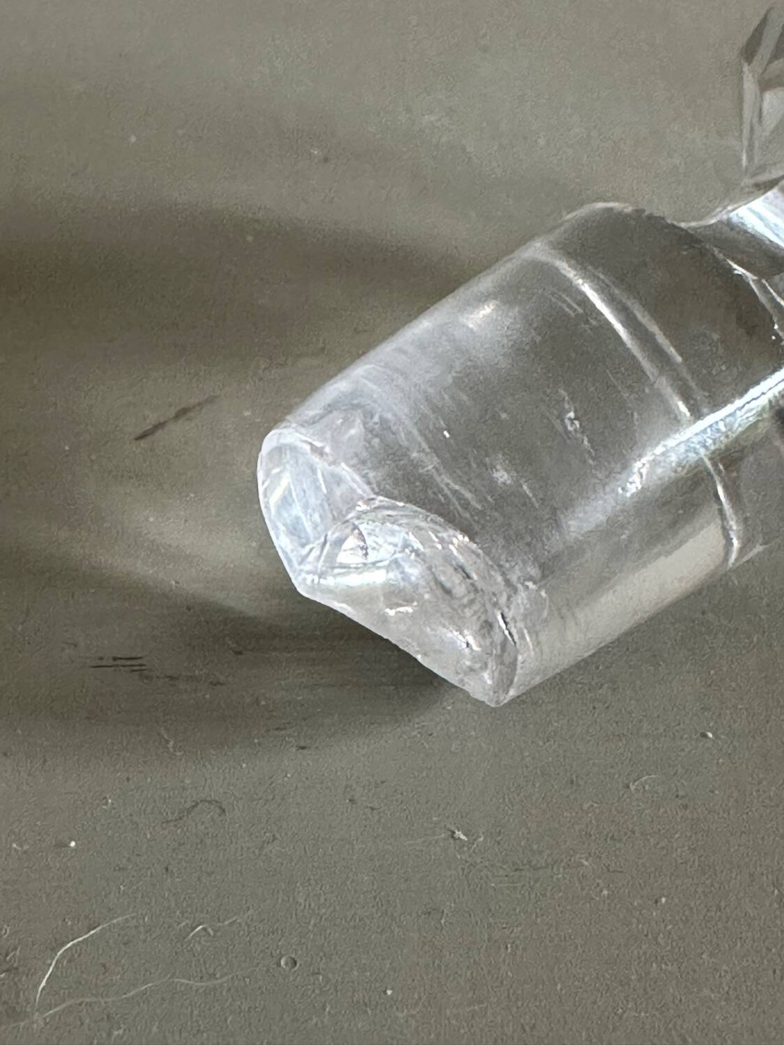 Glass bottle and its glass stopper