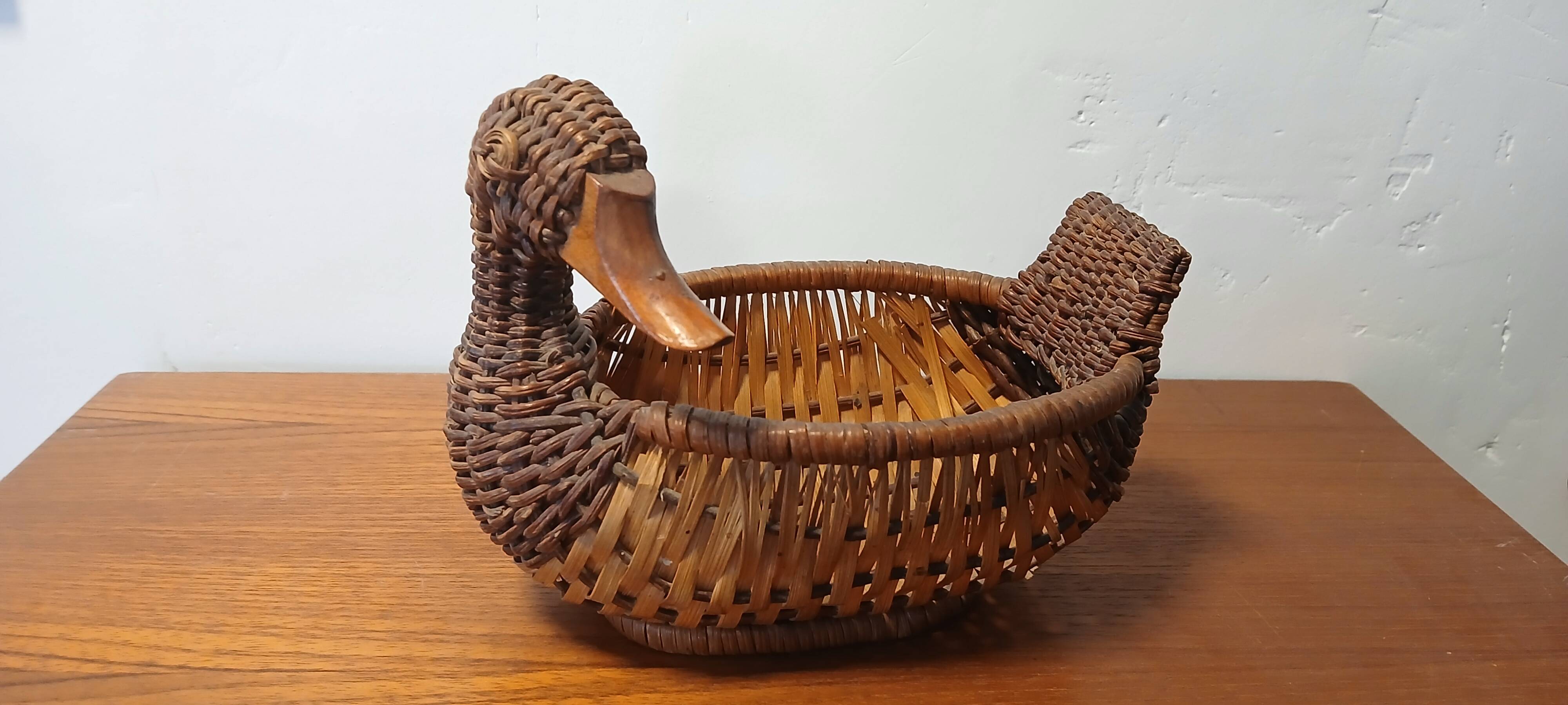 Wicker duck basket