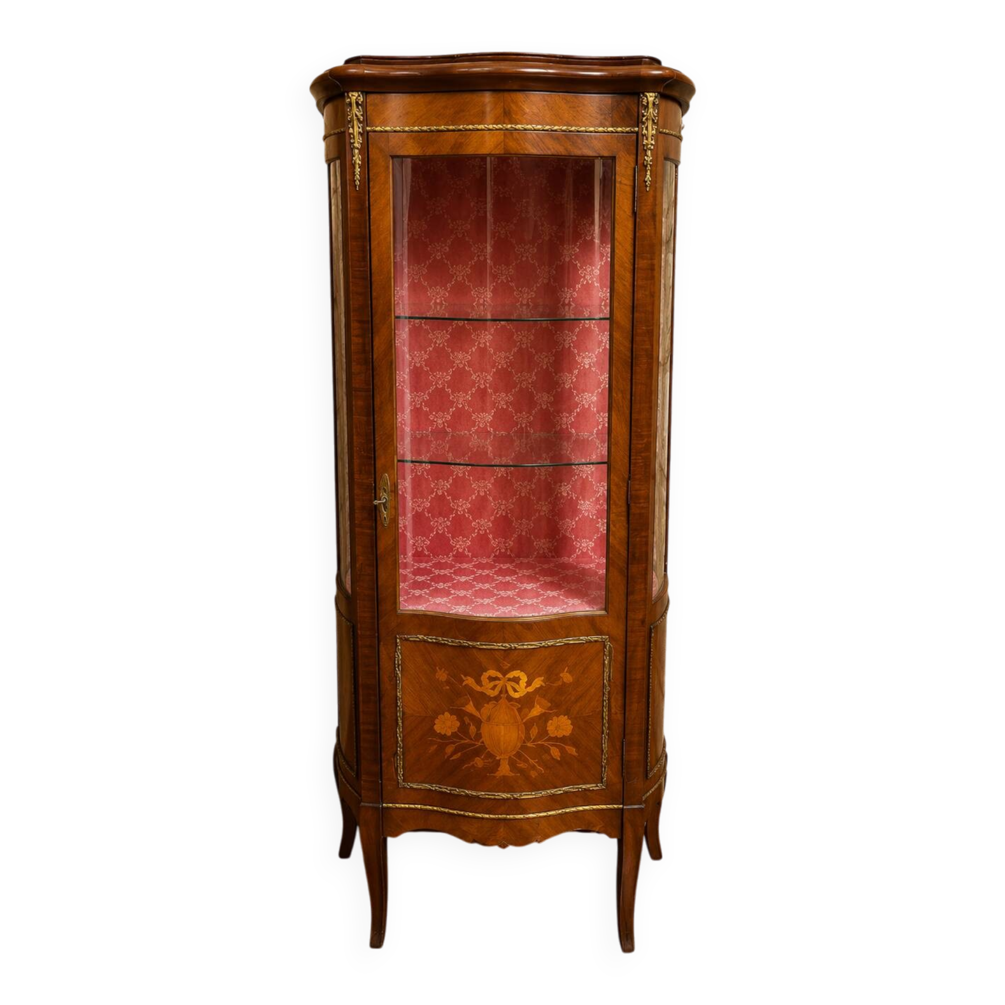 Vitrine galbée de style Louis XV marquetée et ornée de bronzes
