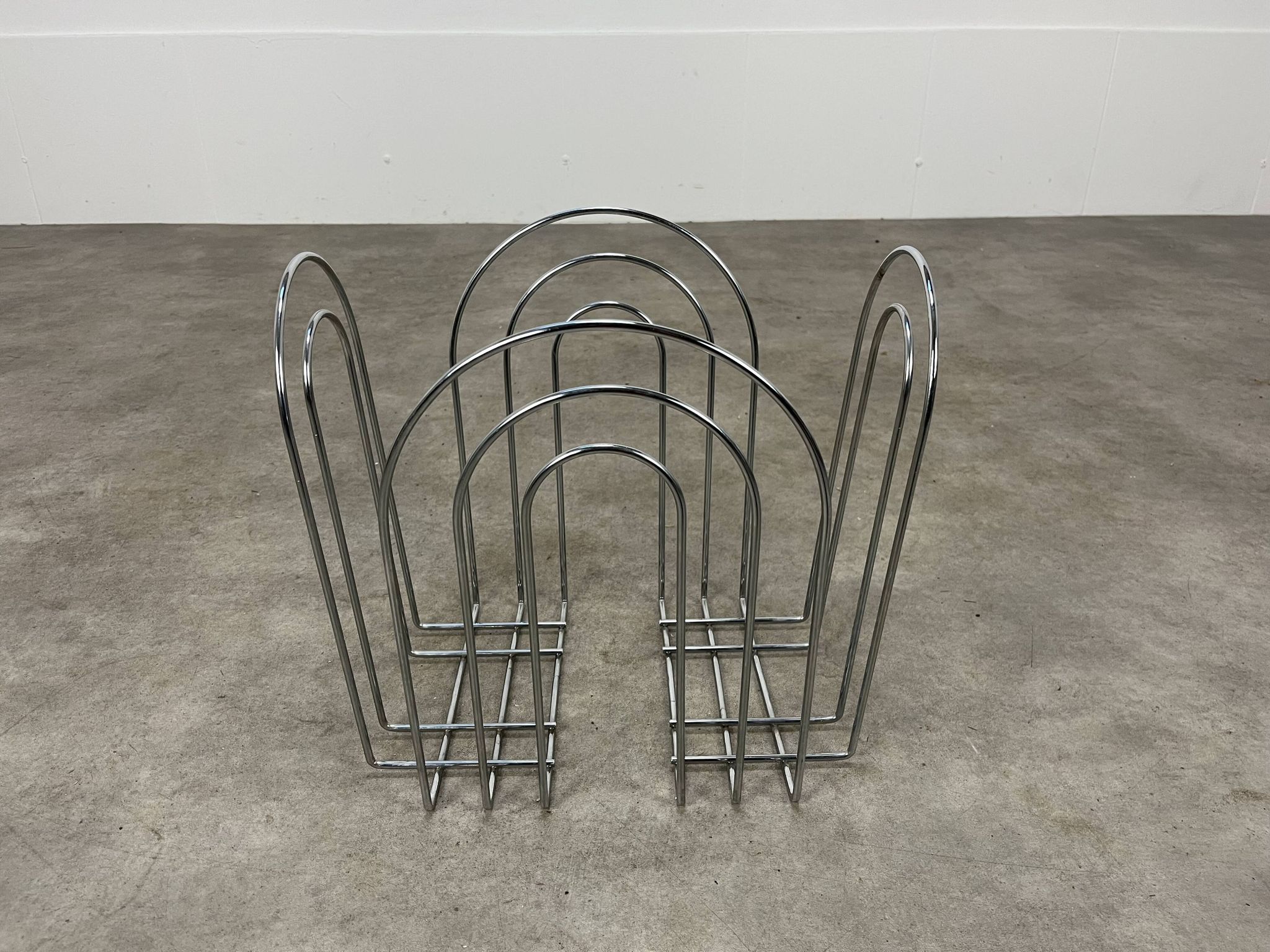 Porte revue postmoderne années 80 métal chromé vintage memphis