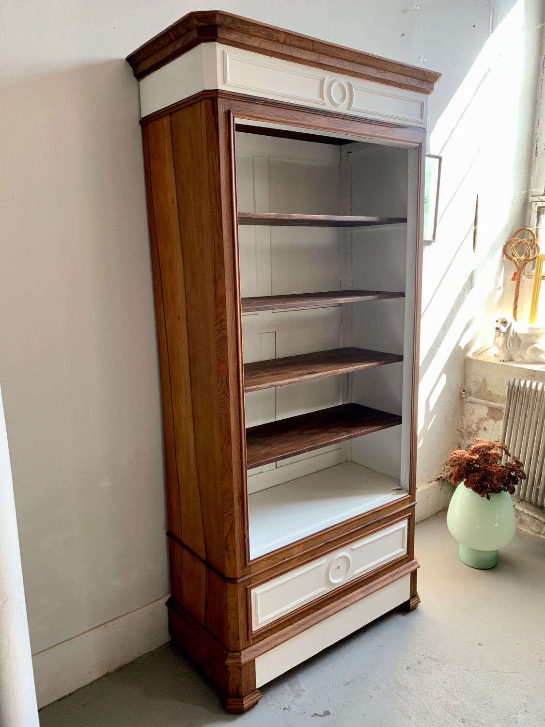 Bookcase/shelf