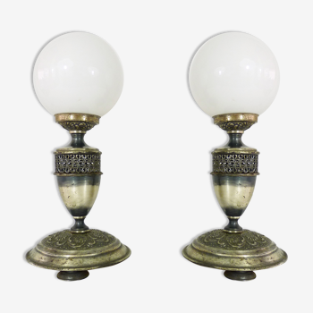 Paire de lampes anciennes en métal couleur argenté et globe en verre blanc. Made in Spain. Année 60