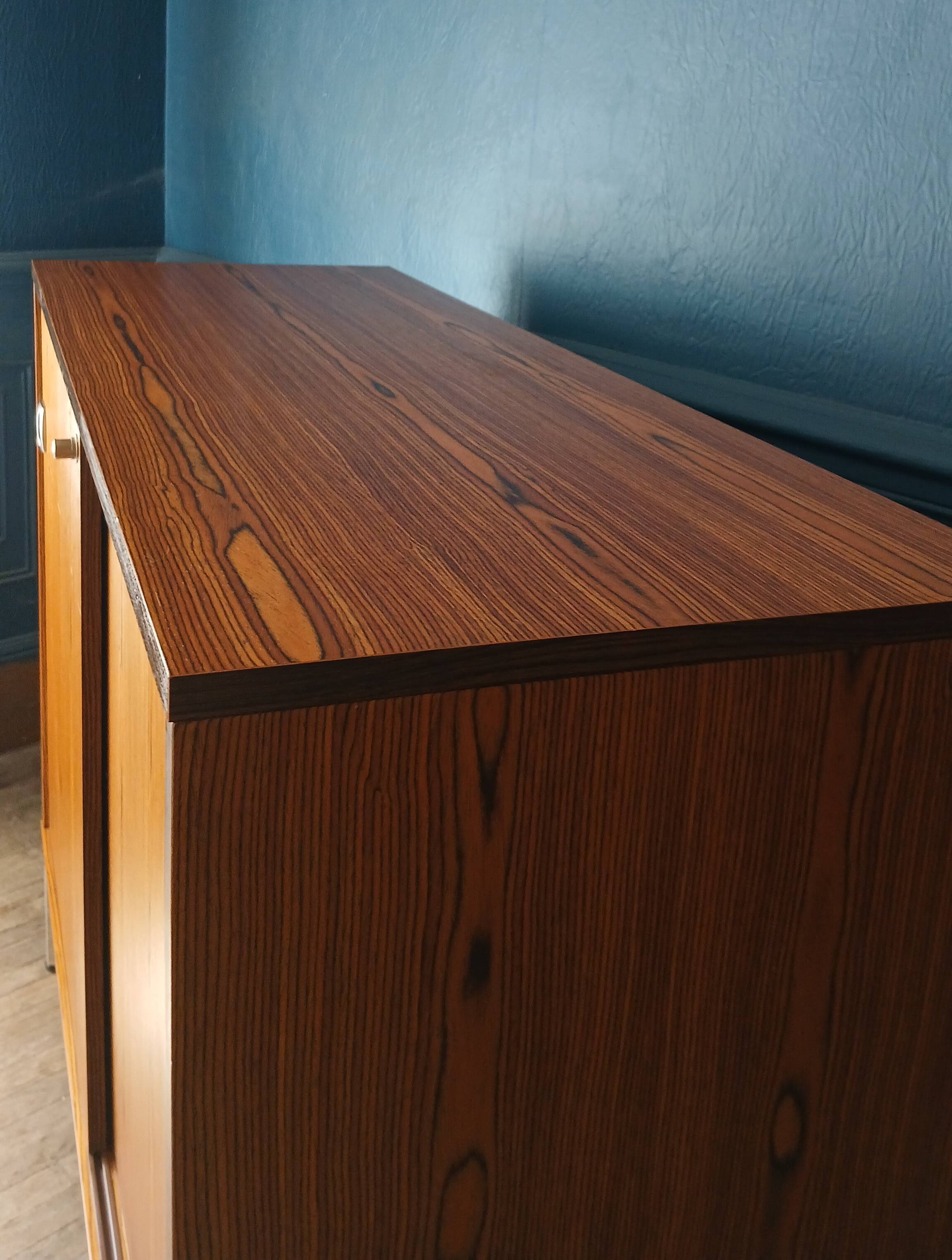 2-door sliding furniture in the style of F. Knoll, veneered teak.