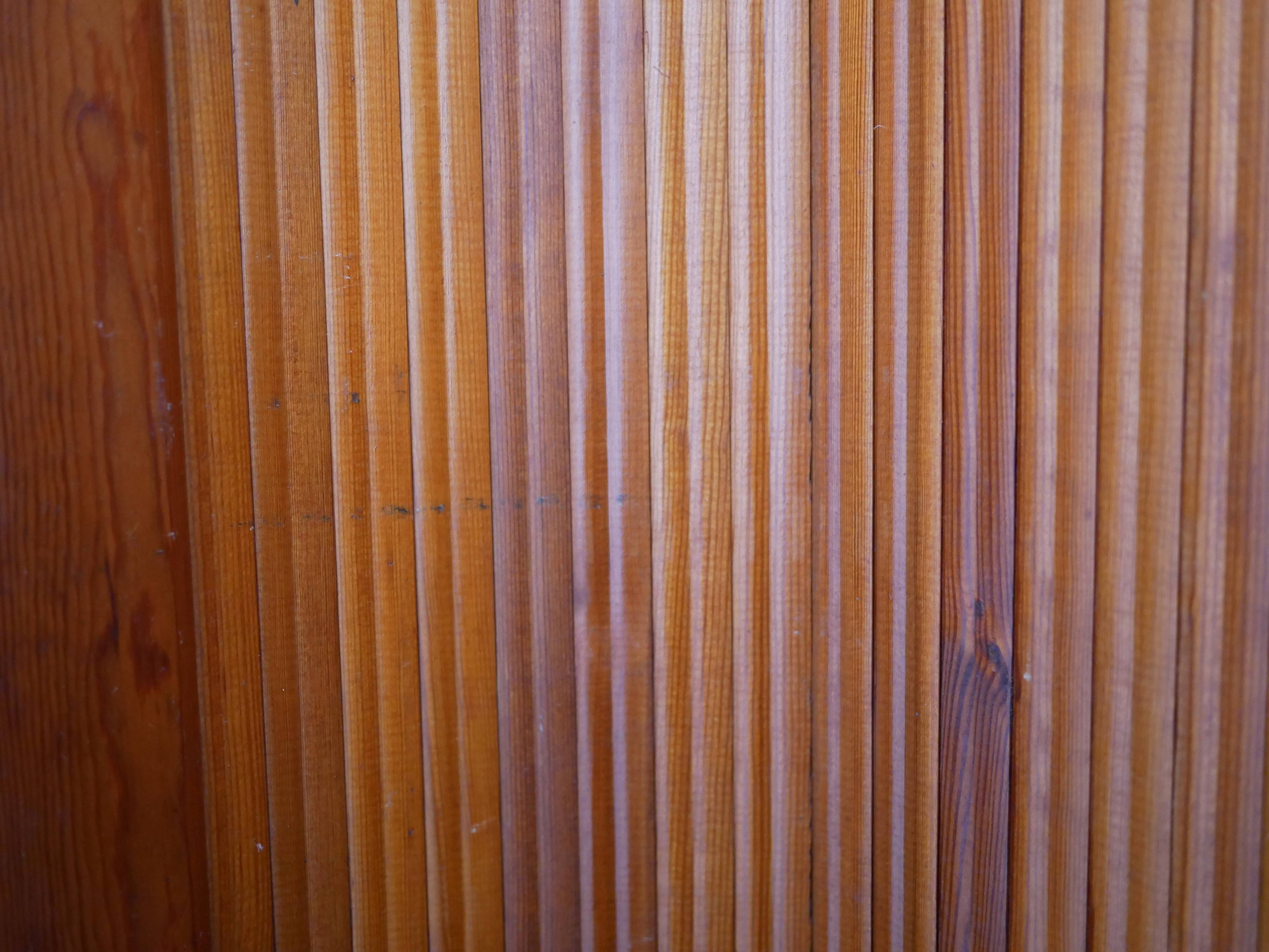 Vintage wooden screen published by snsa