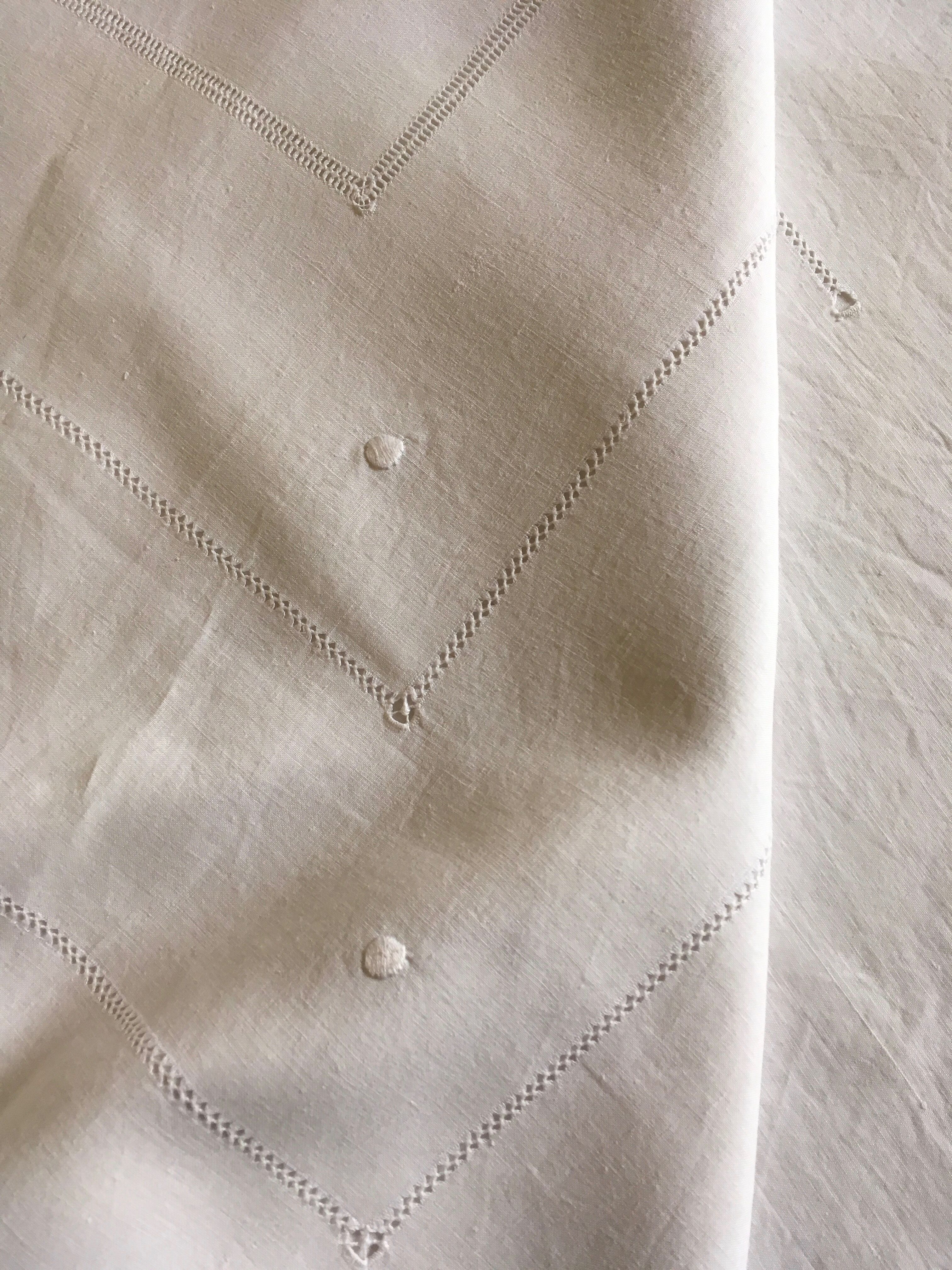 Drap en fil de lin 19e brodé de pois monogramme AB lettres anglaises